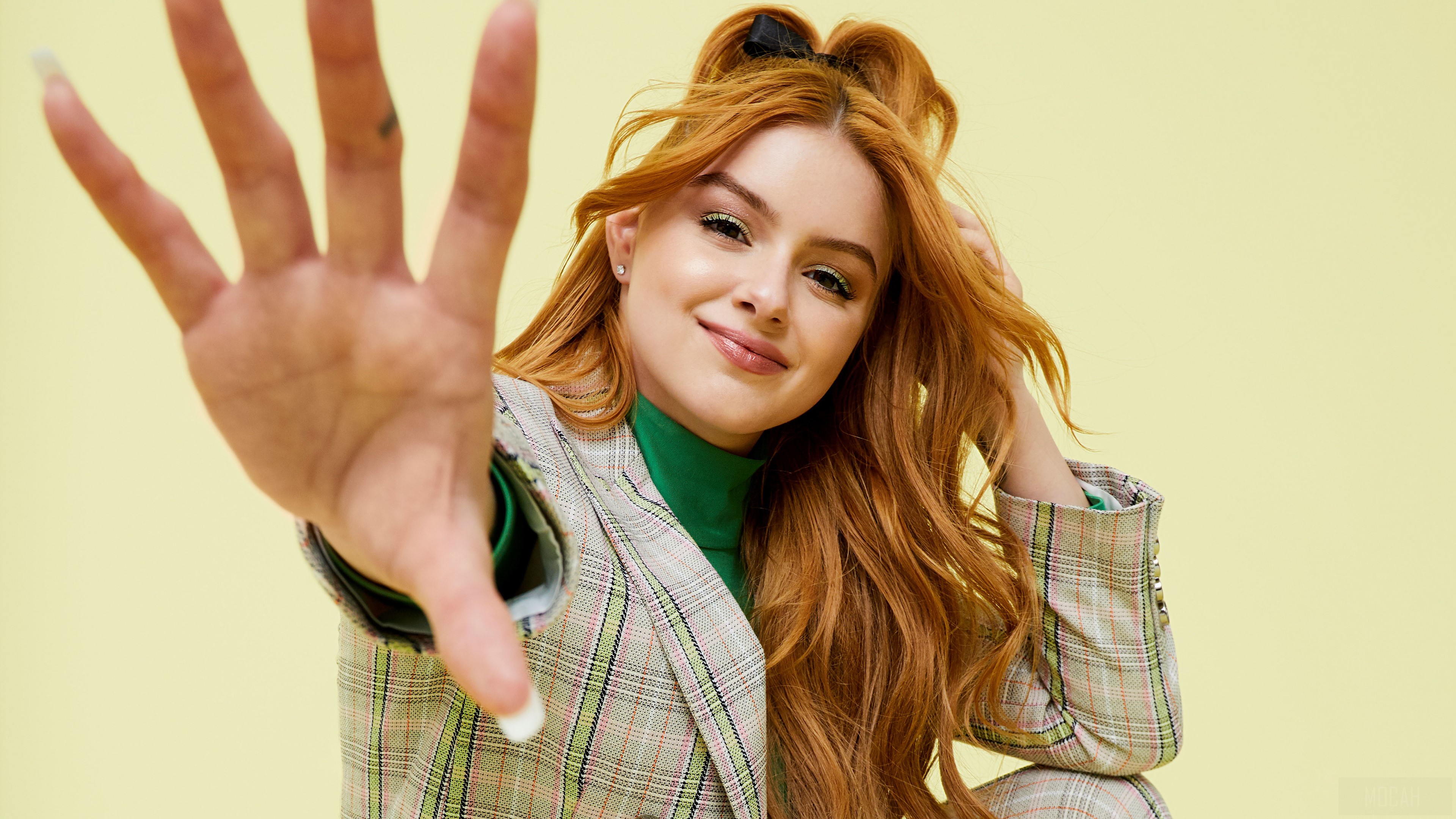 Ariel Winter smiling and holding up her hand HD Wallpaper