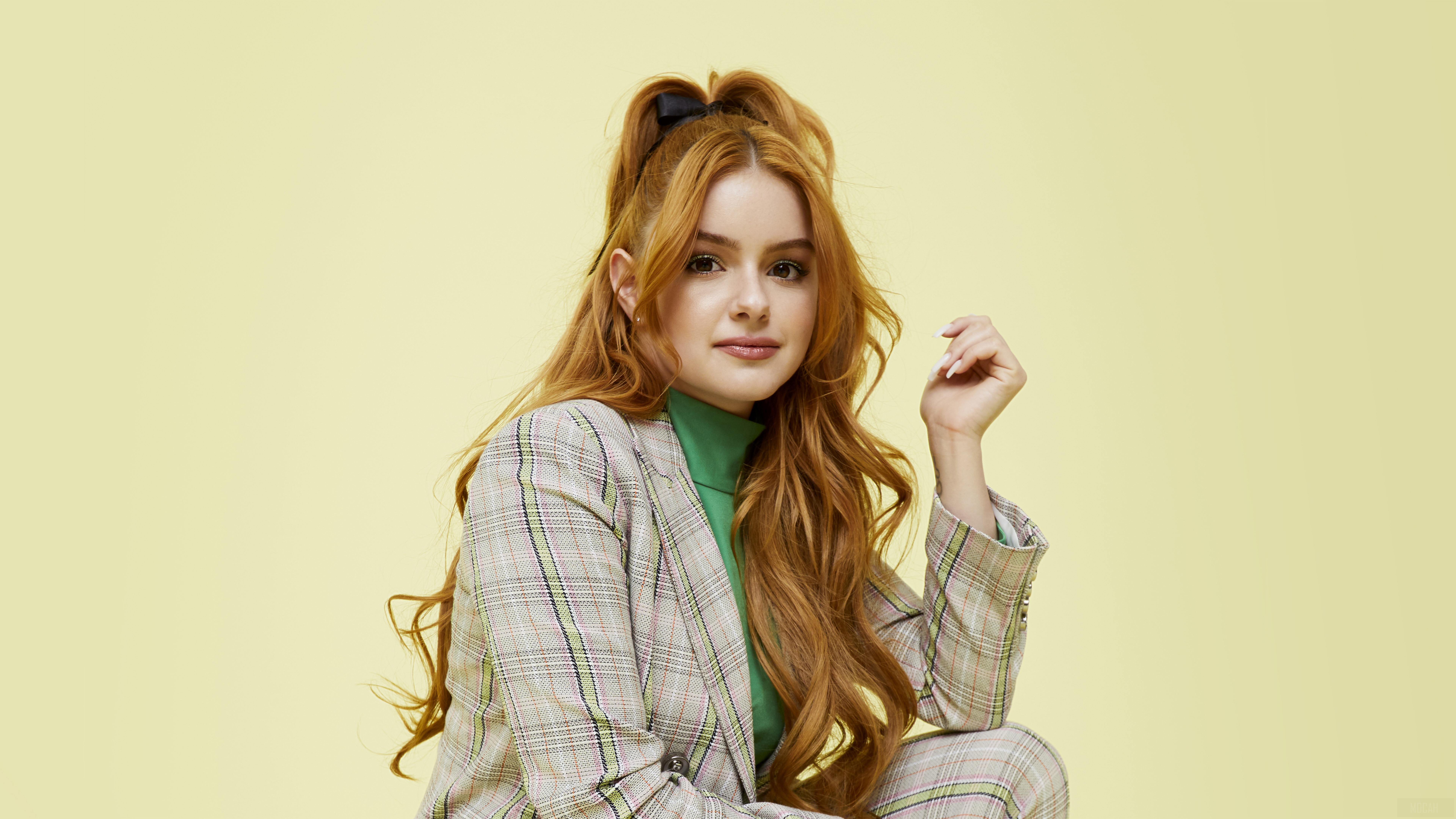 Ariel Winter in a Plaid Blazer HD Wallpaper