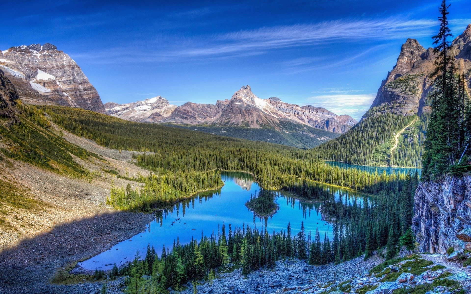 Lake and mountains in Banff National Park HD Wallpaper