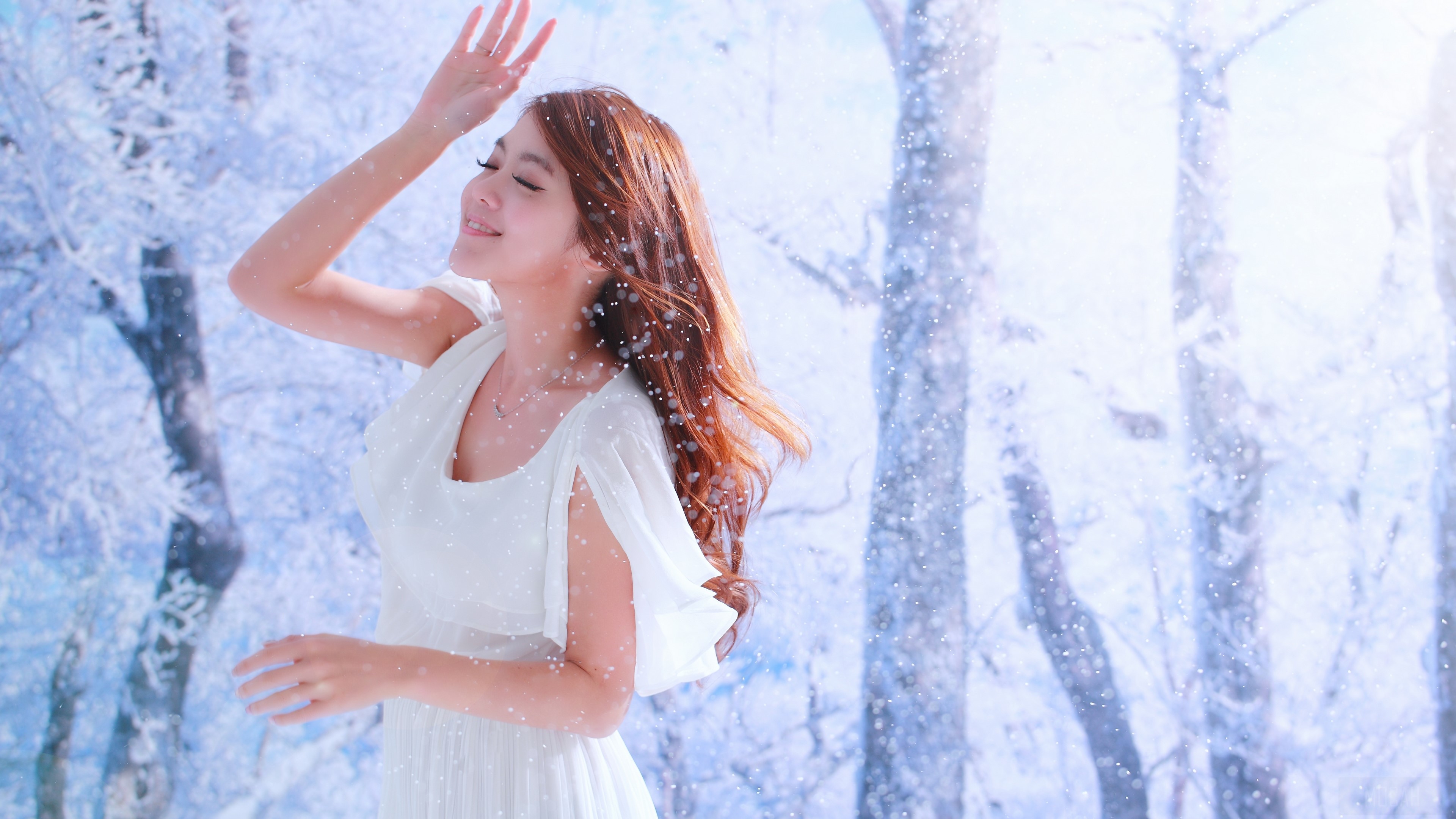 Qiān Yòu in a White Dress in Winter Forest 4K HD Wallpaper