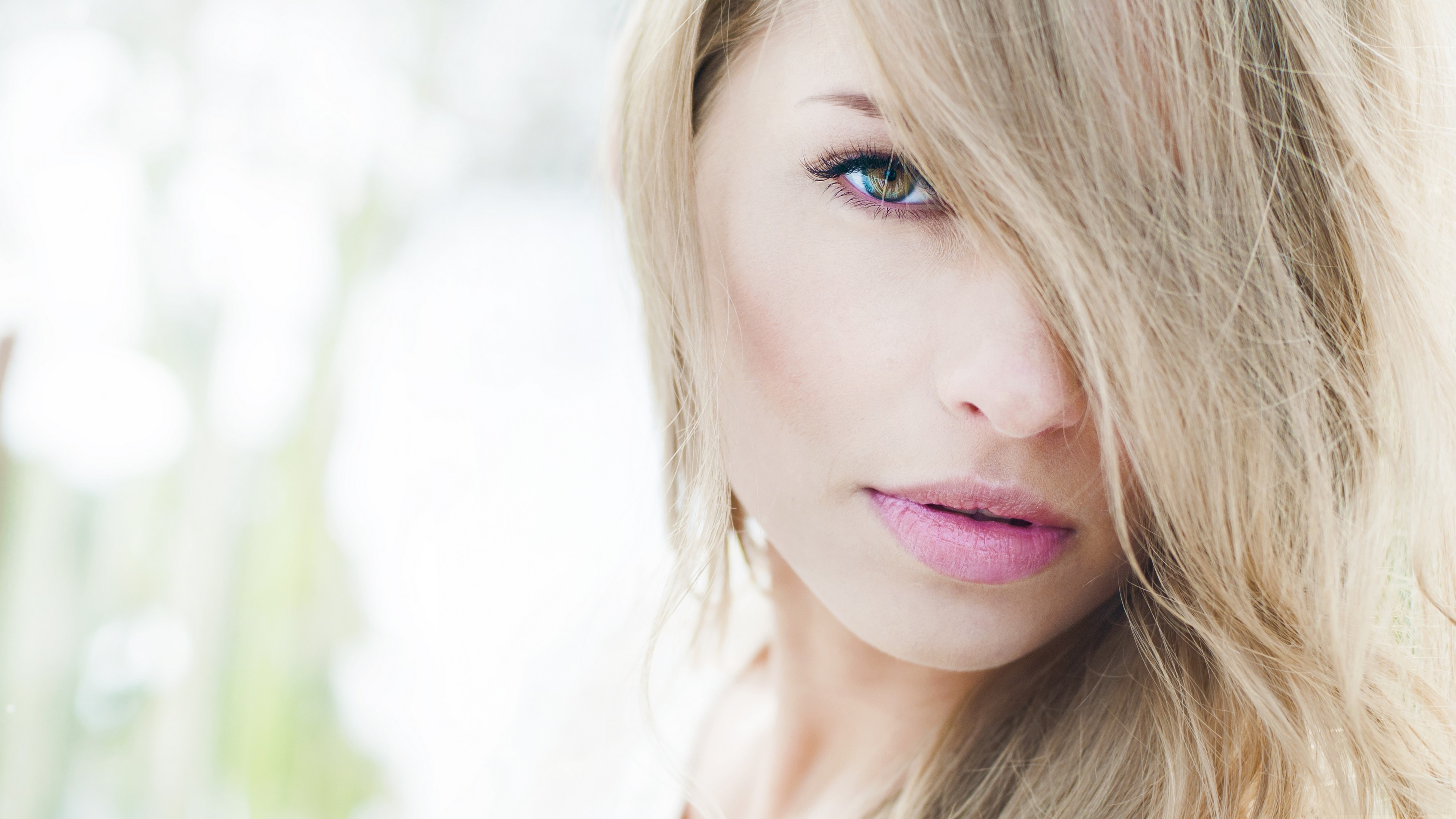 Close-up of a blonde woman's face HD Wallpaper