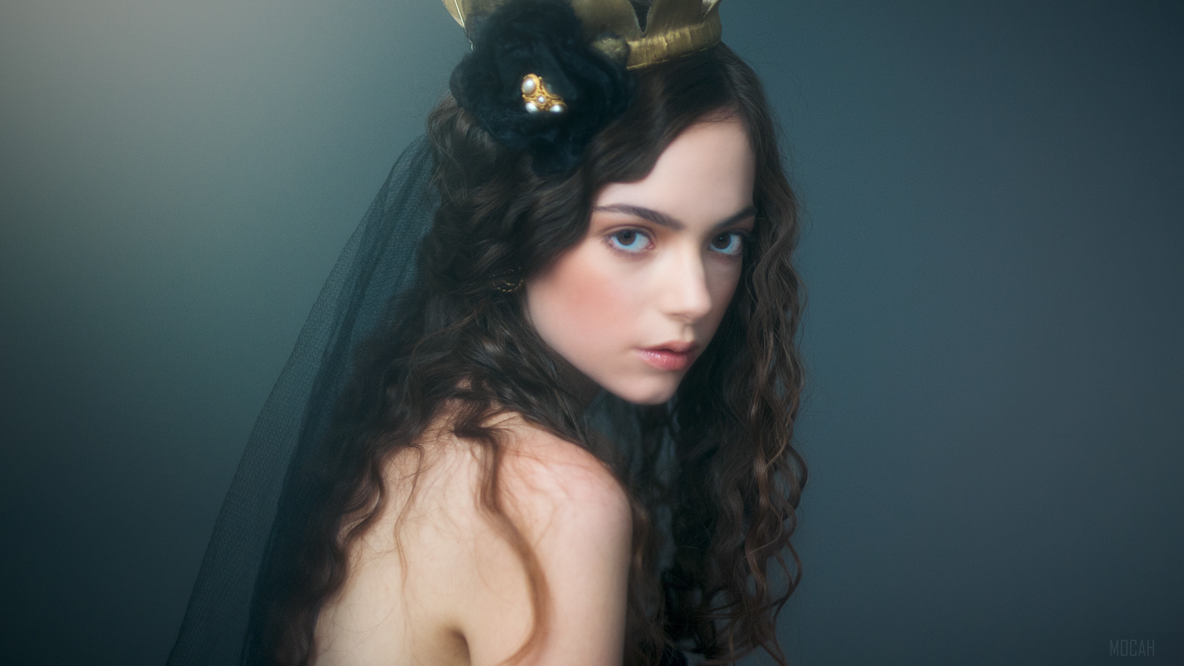 Portrait of a girl with a crown and veil HD Wallpaper
