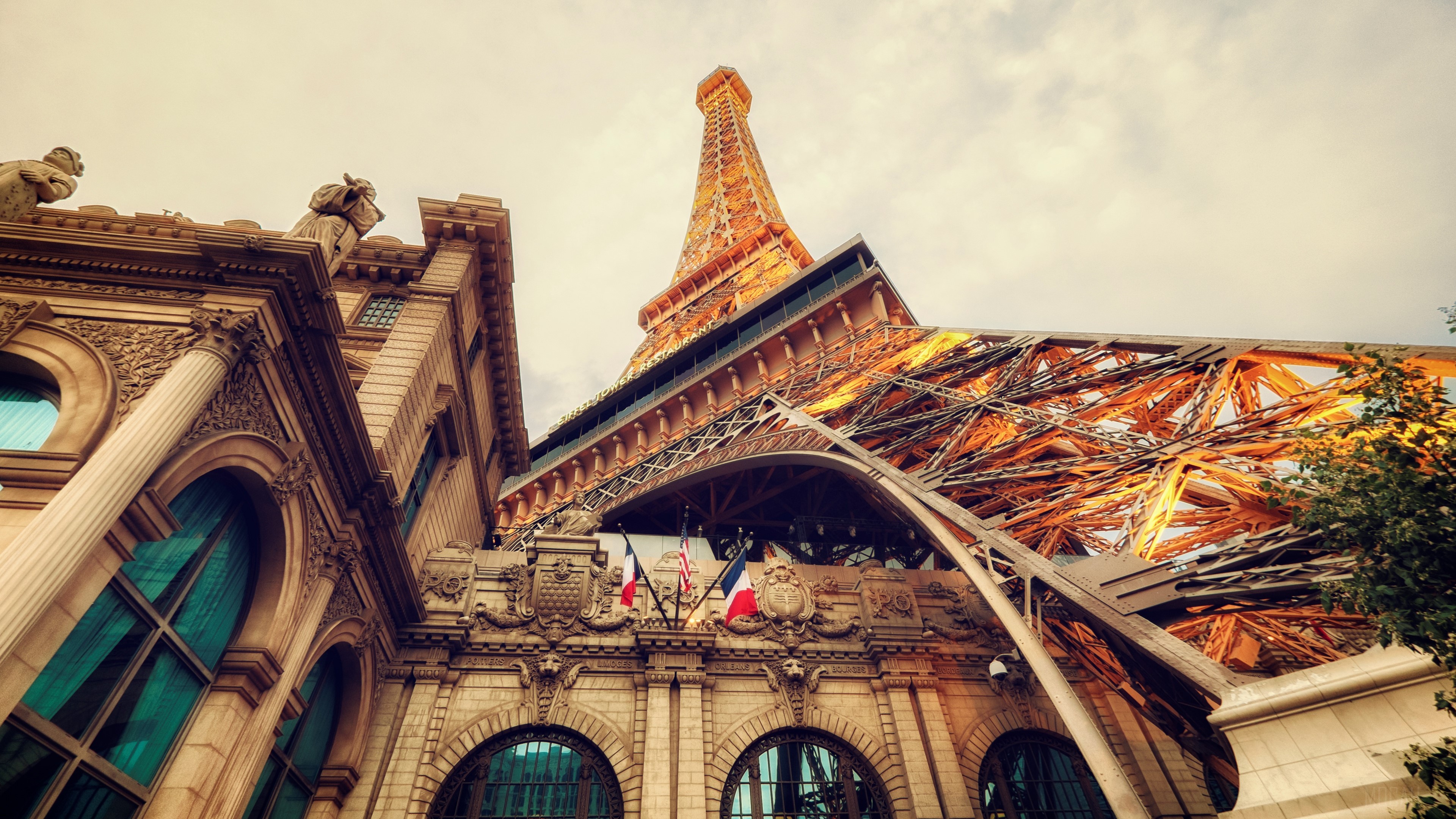Eiffel Tower replica in Las Vegas HD Wallpaper