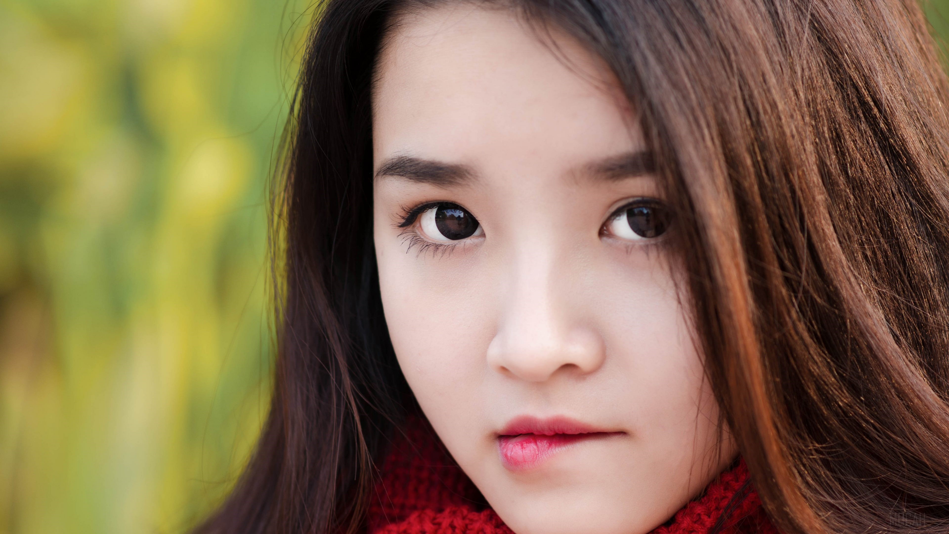 Close-up of a young woman biting her lip HD Wallpaper