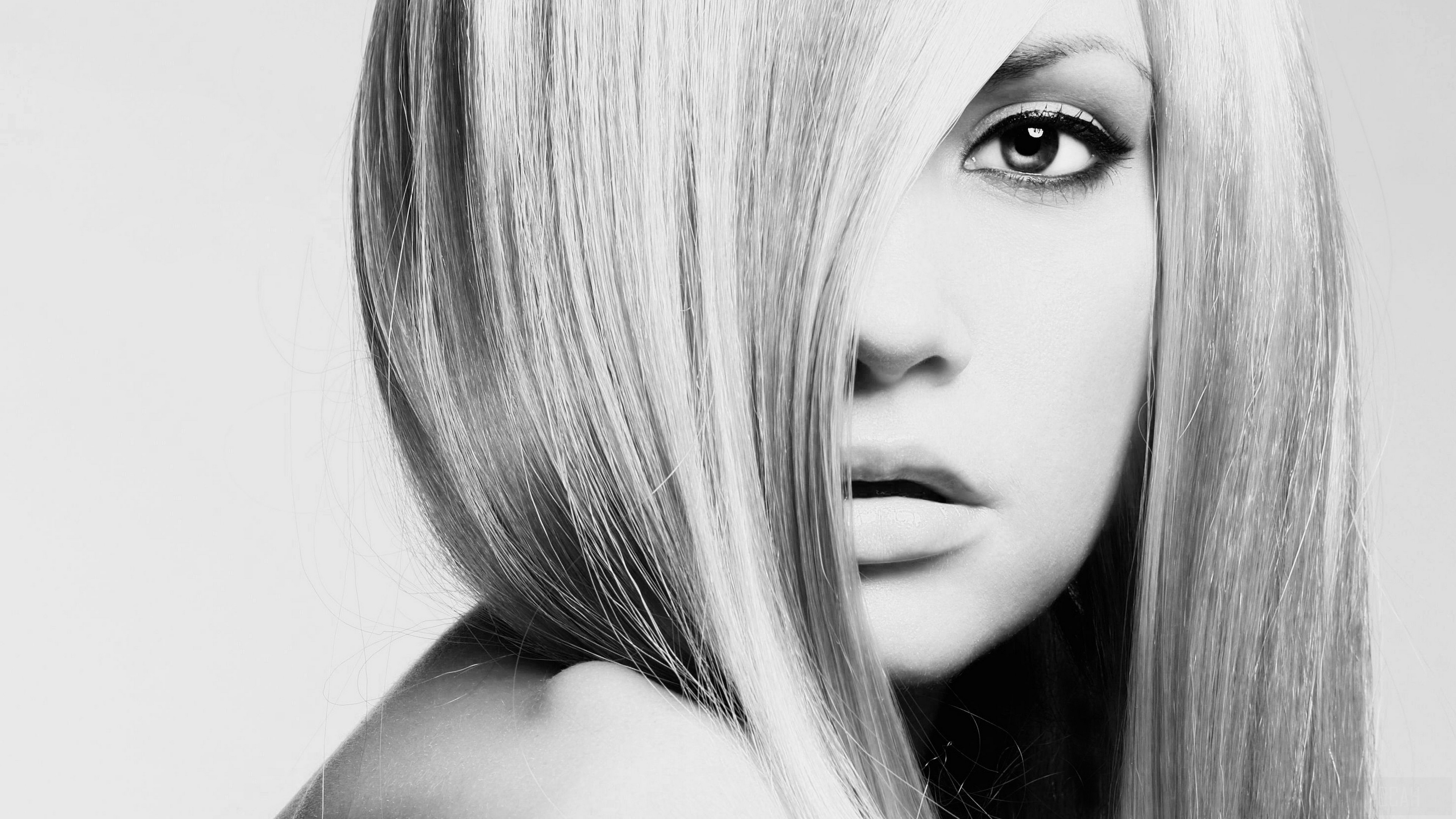 Close-up of a woman's face with blonde hair HD Wallpaper