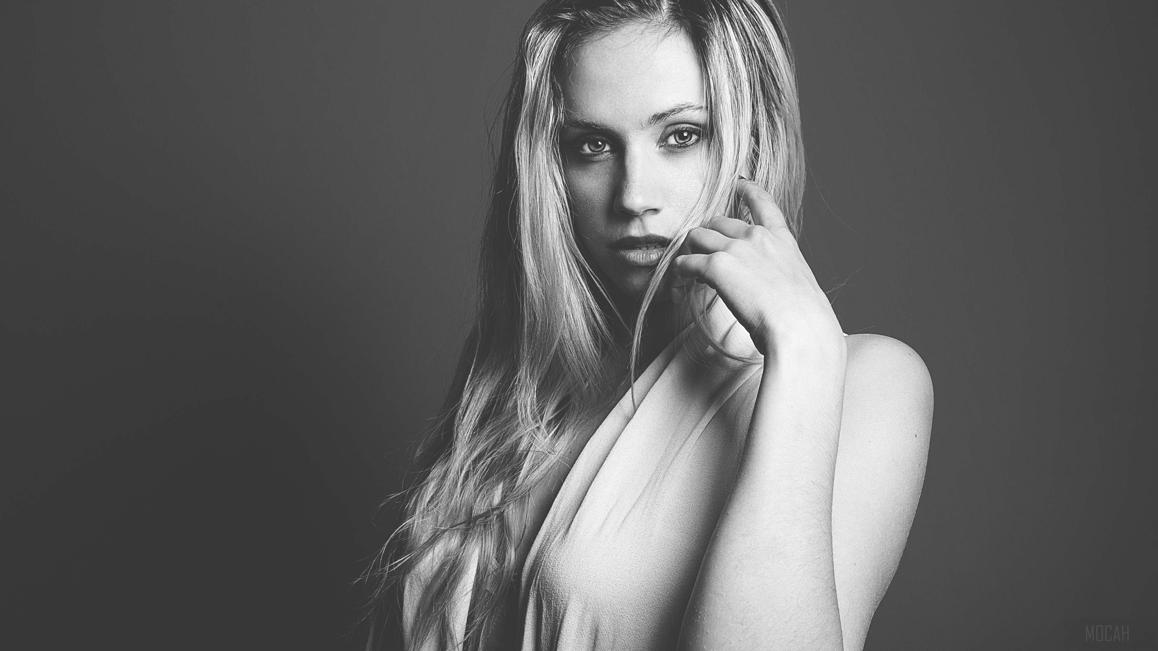 Black and White Portrait of a Woman HD Wallpaper