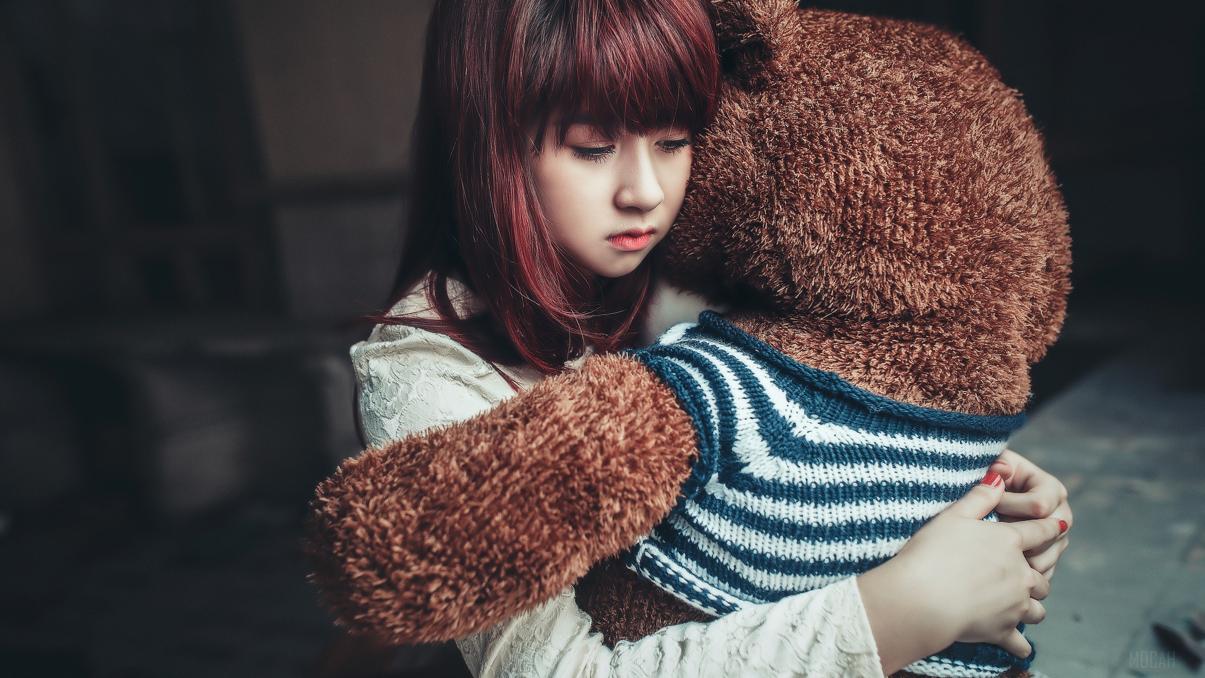 Girl hugging a teddy bear HD Wallpaper