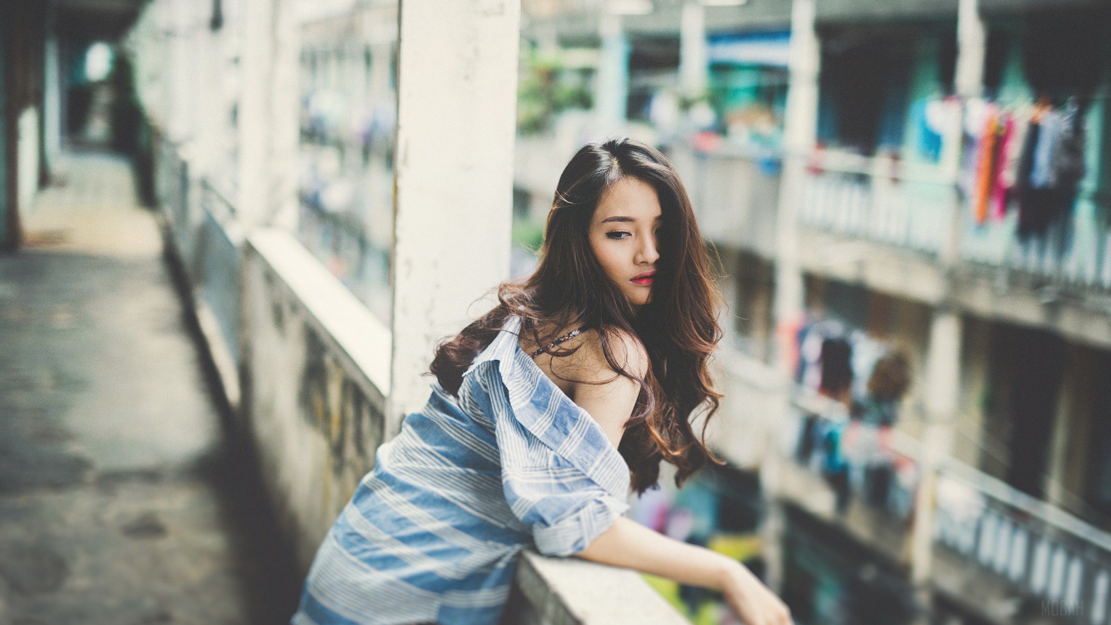 Young woman on a balcony HD Wallpaper