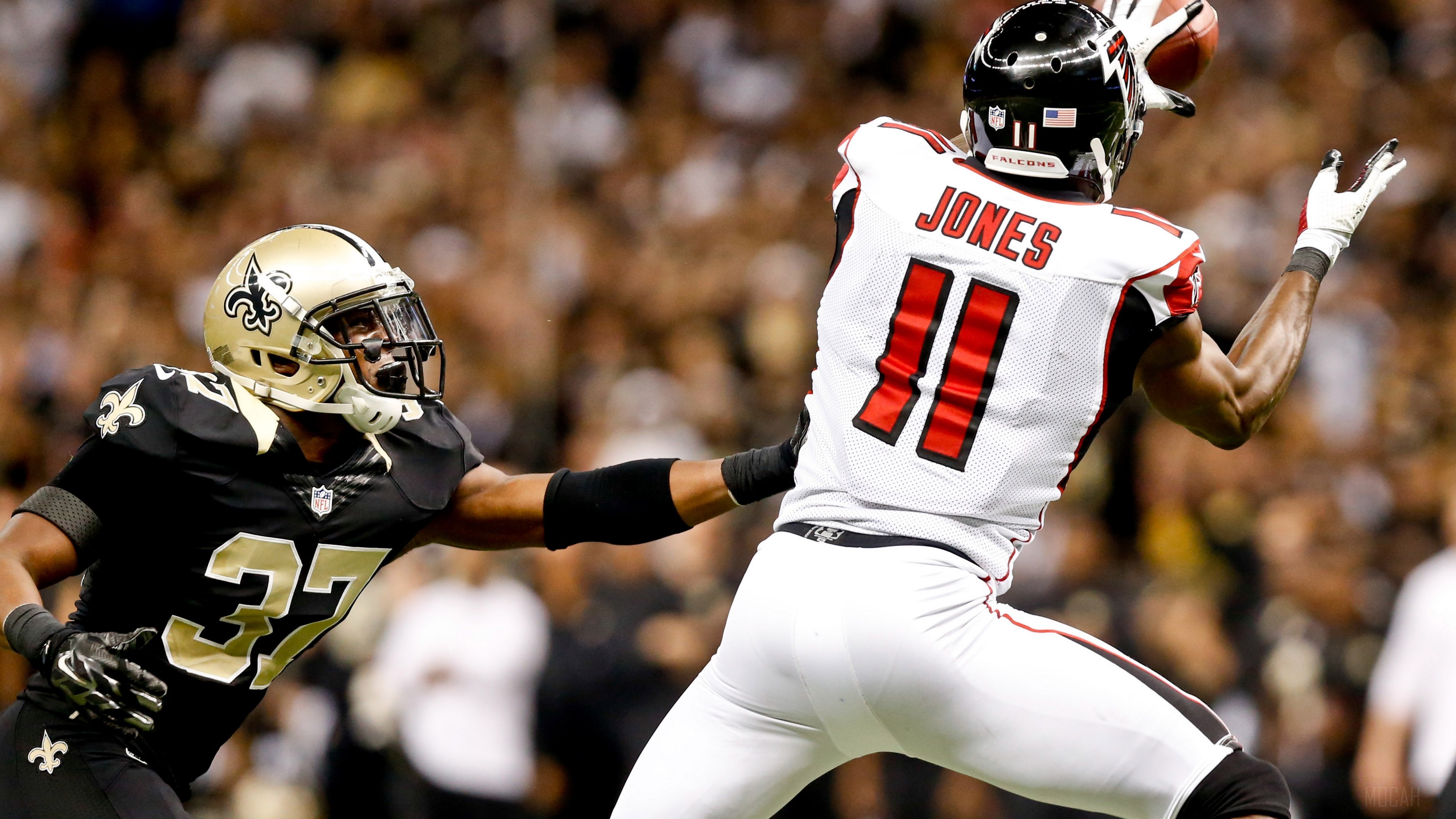 Julio Jones from Atlanta Falcons catching a pass HD Wallpaper