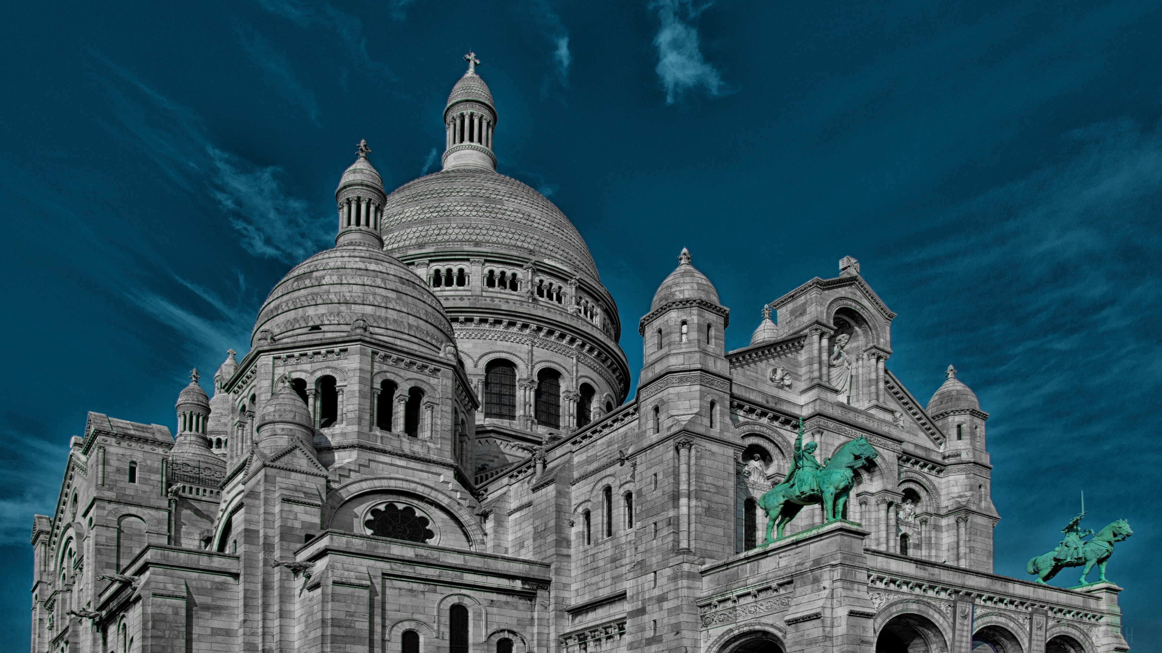Sacré-Cœur Basilica with equestrian statues in Paris, France 4K HD Wallpaper