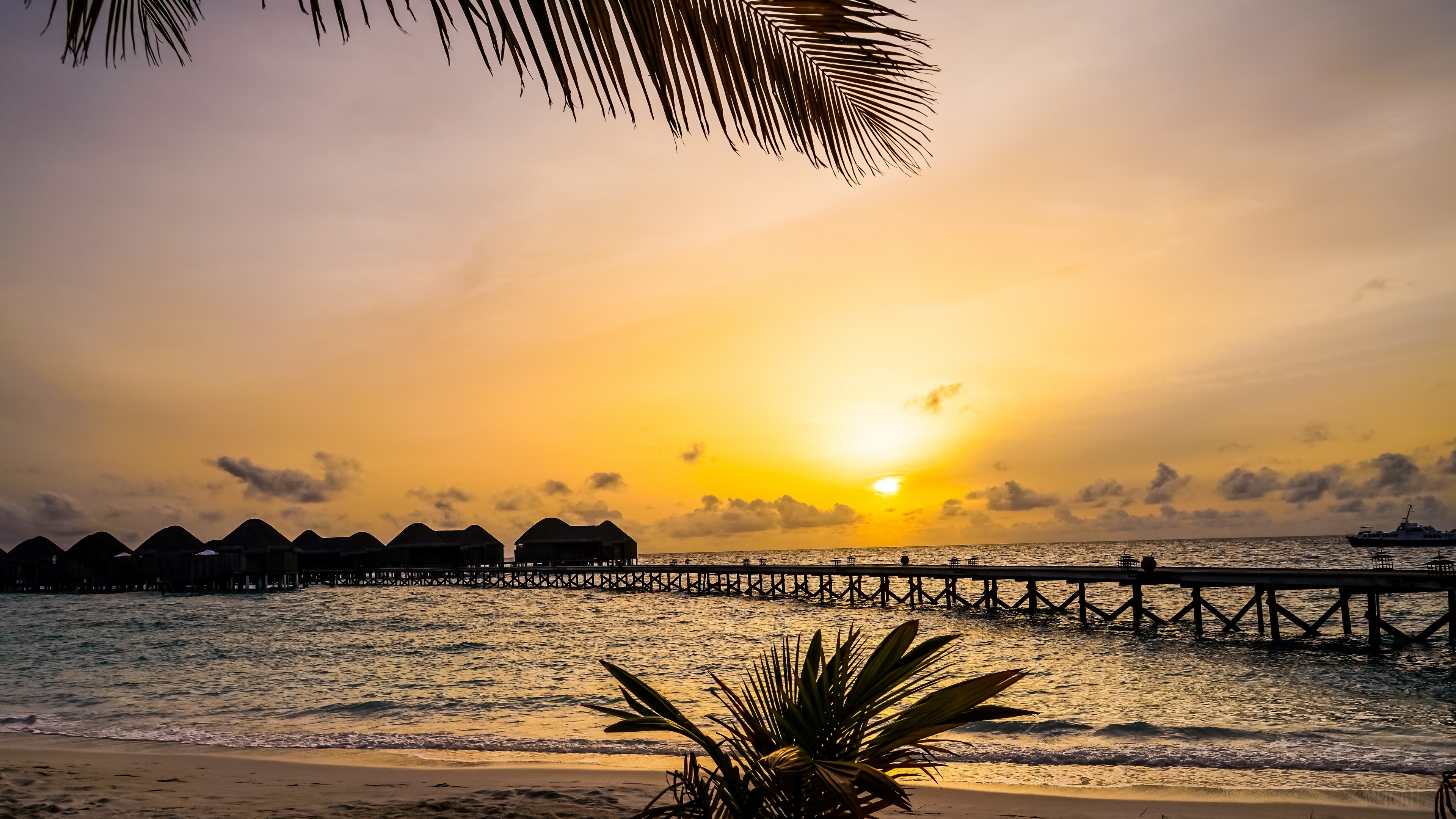 Sunset over Constance Halaveli Resort, Maldives HD Wallpaper