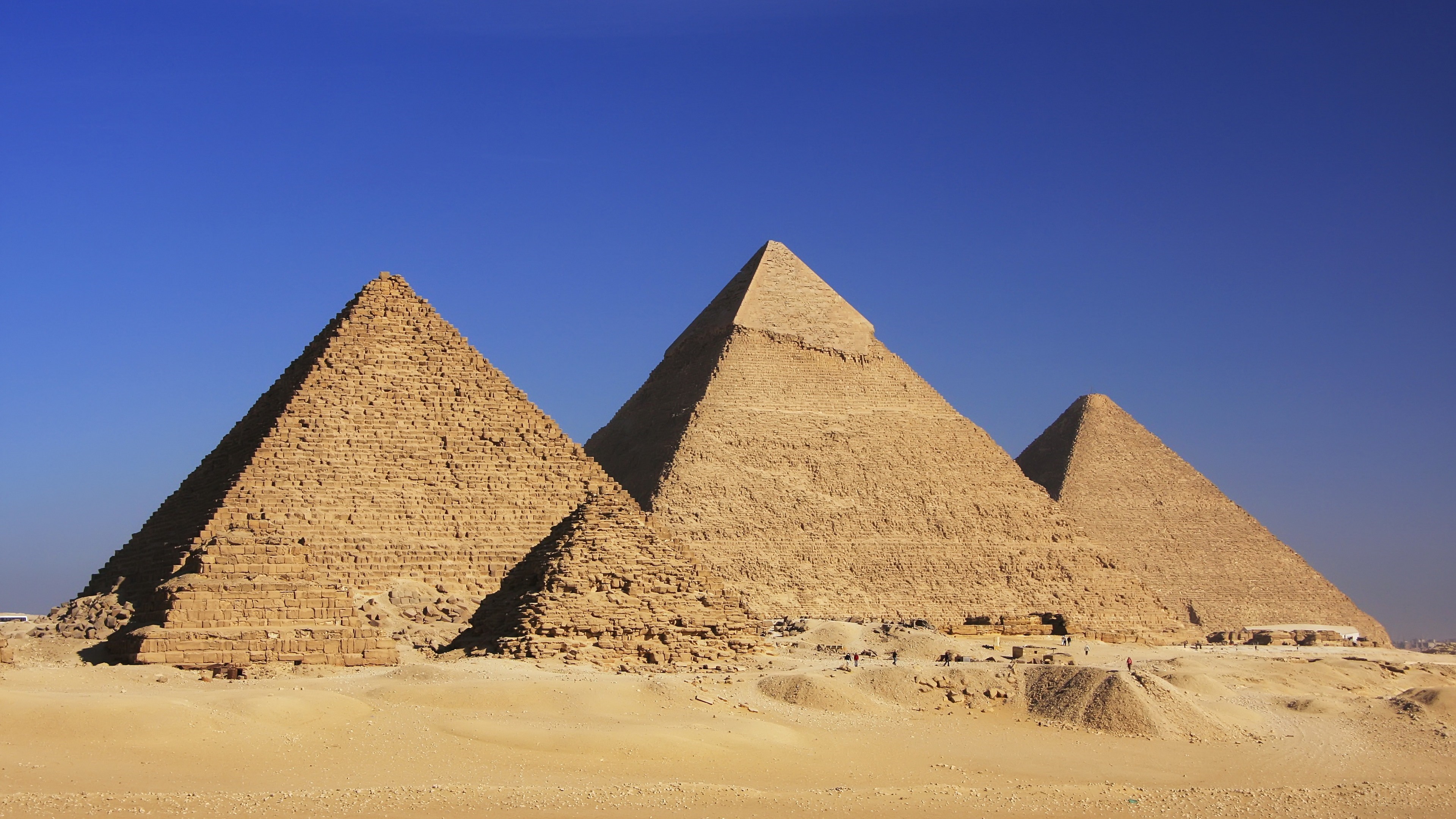 The Pyramids of Giza under a clear blue sky HD Wallpaper