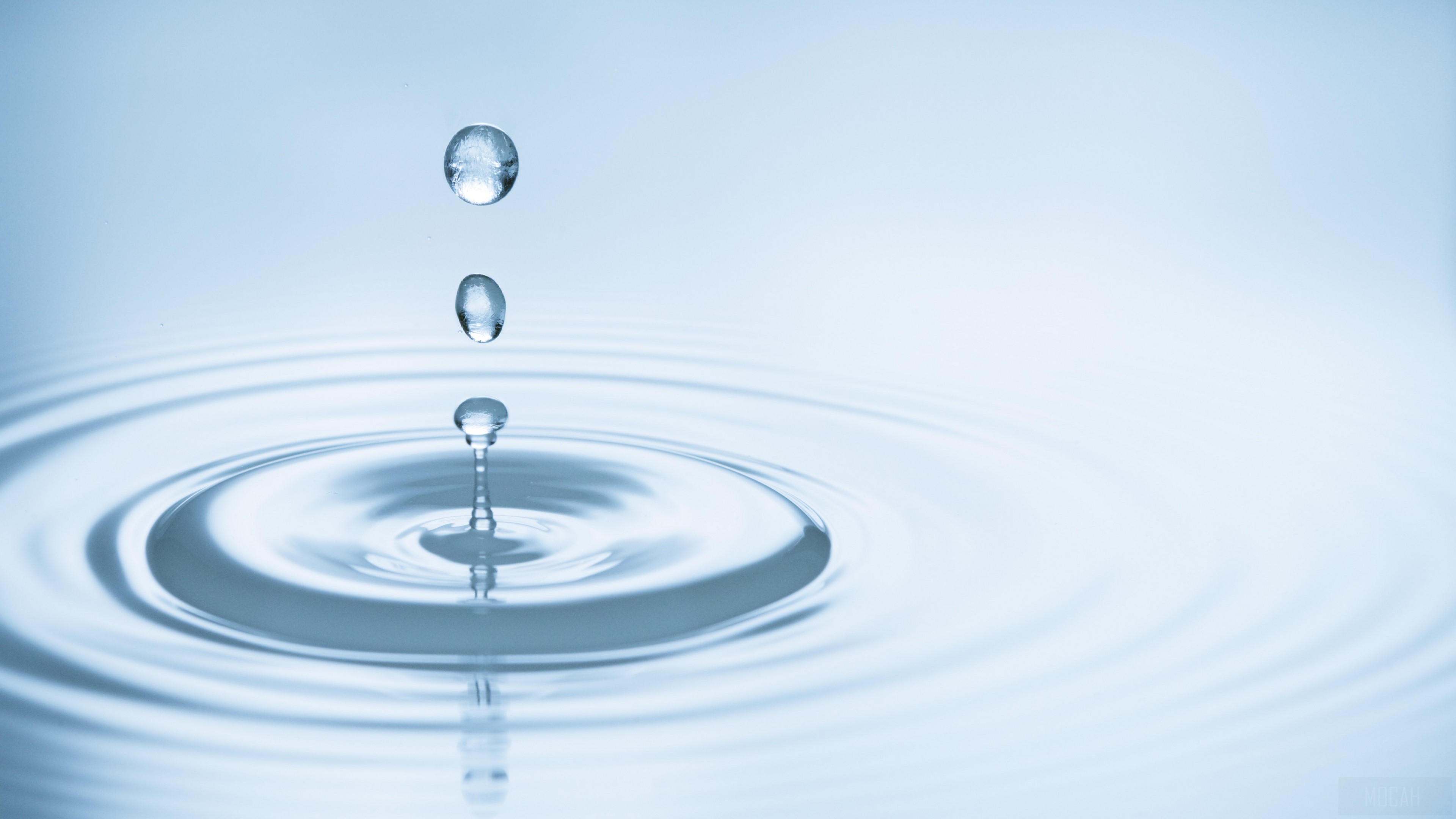 Water drops falling into water HD Wallpaper