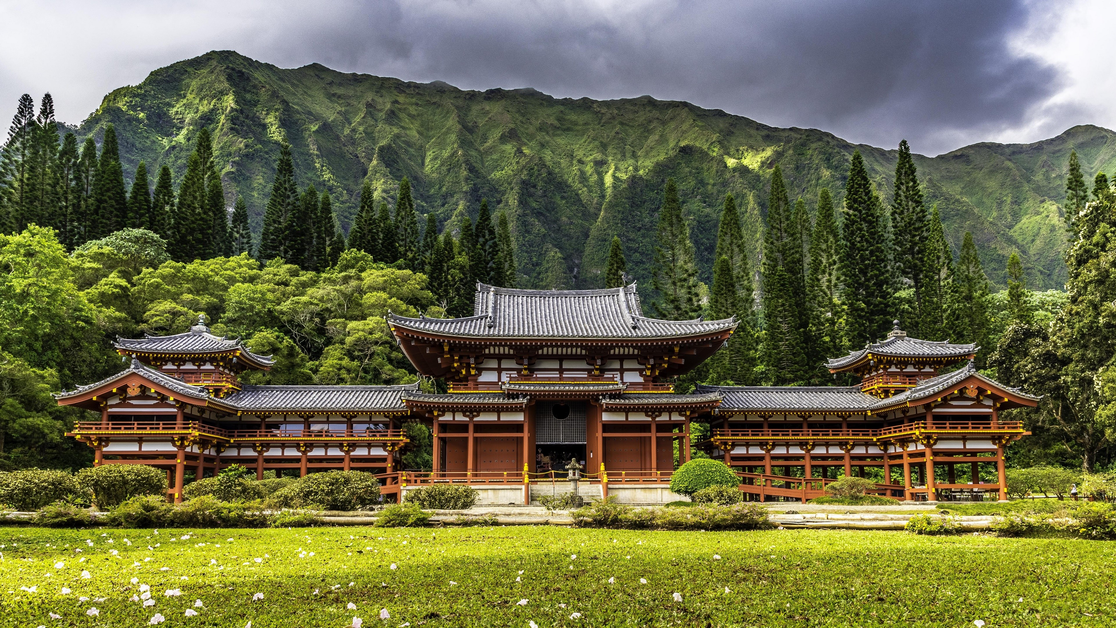 Byodo-In Temple with Koʻolau Mountains HD Wallpaper