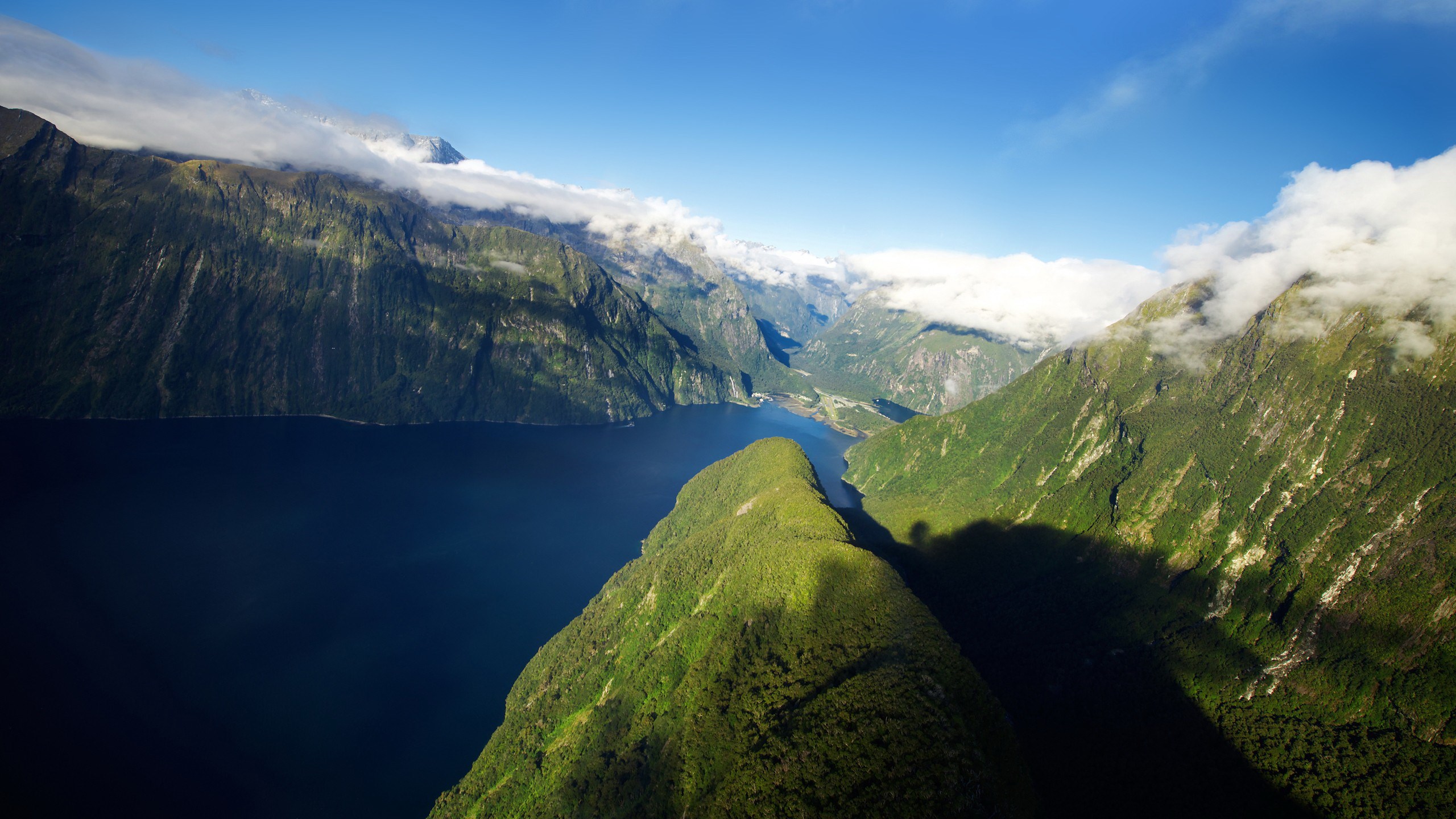 Aerial view of Milford Sound, New Zealand HD Wallpaper
