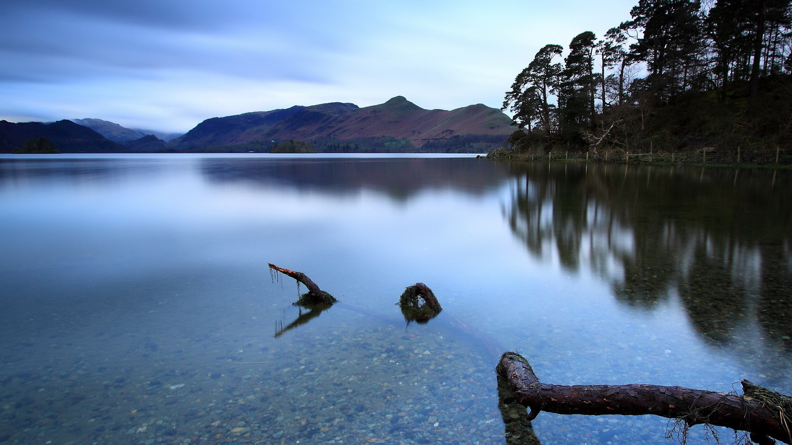Long exposure of a lake with mountains and trees HD Wallpaper