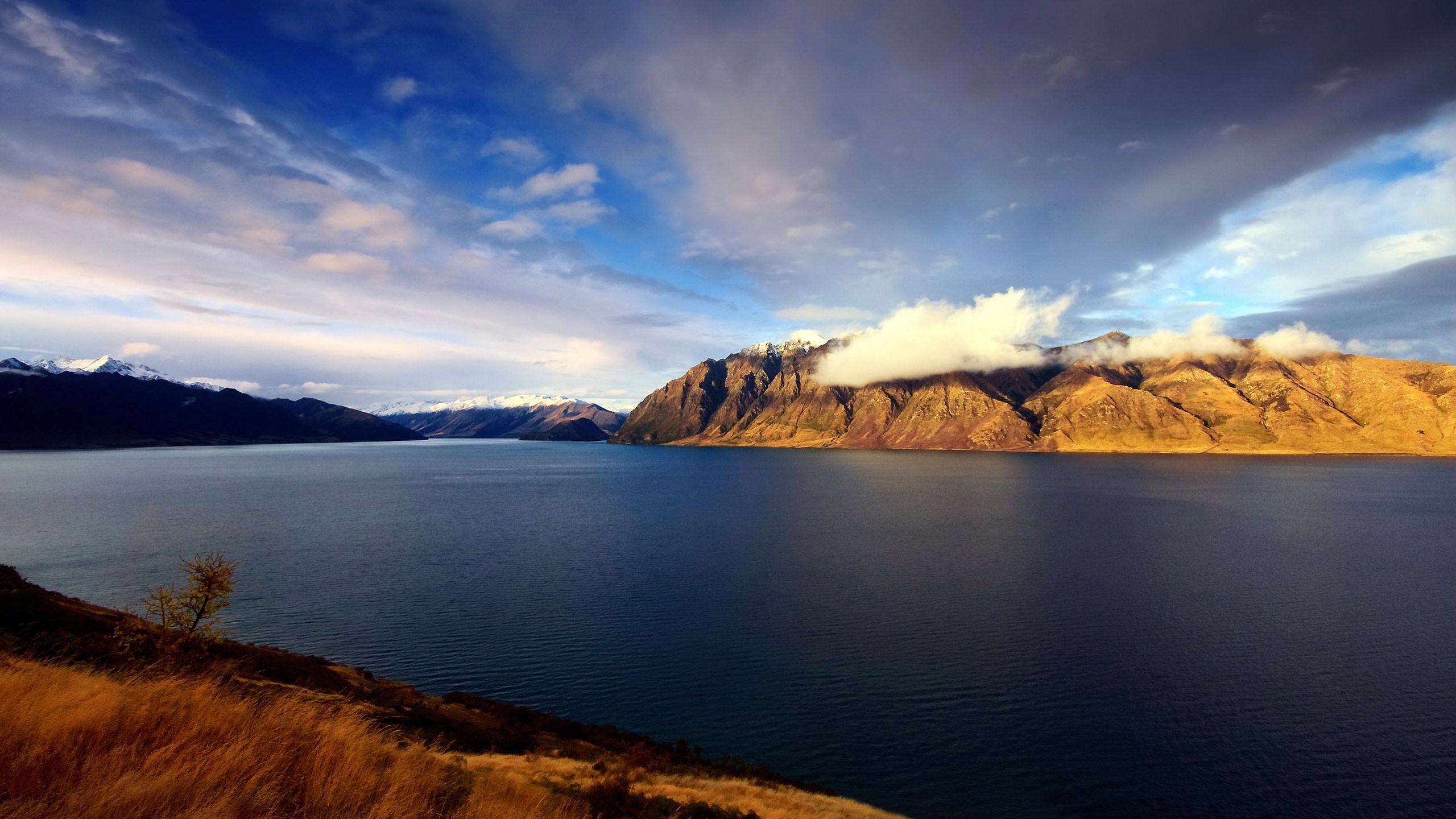 Lake and mountains under a cloudy sky HD Wallpaper