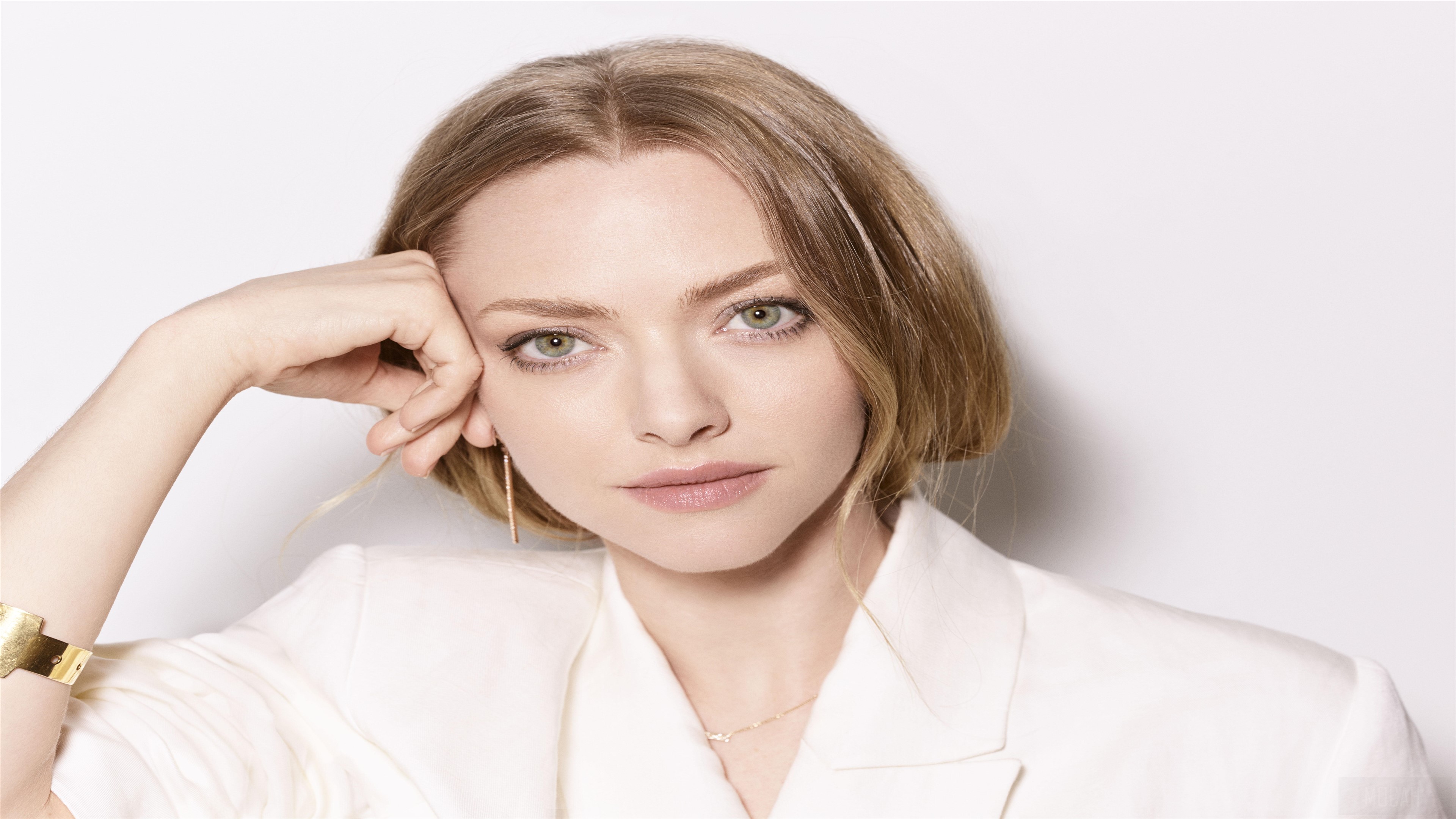 Amanda Seyfried HD Wallpaper
