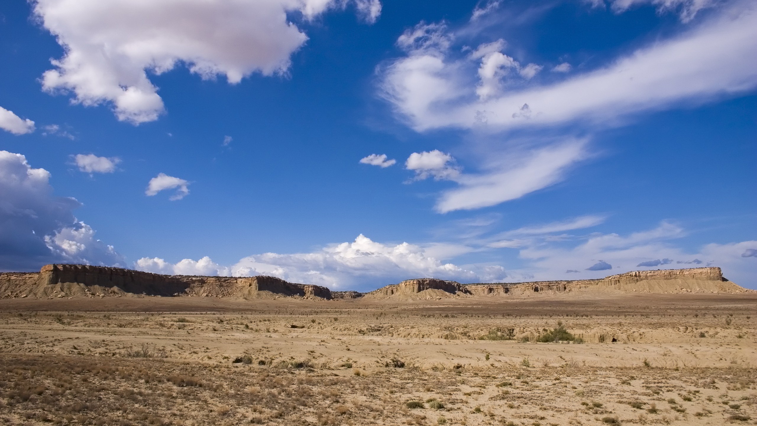 Desert landscape with mesas and clouds HD Wallpaper