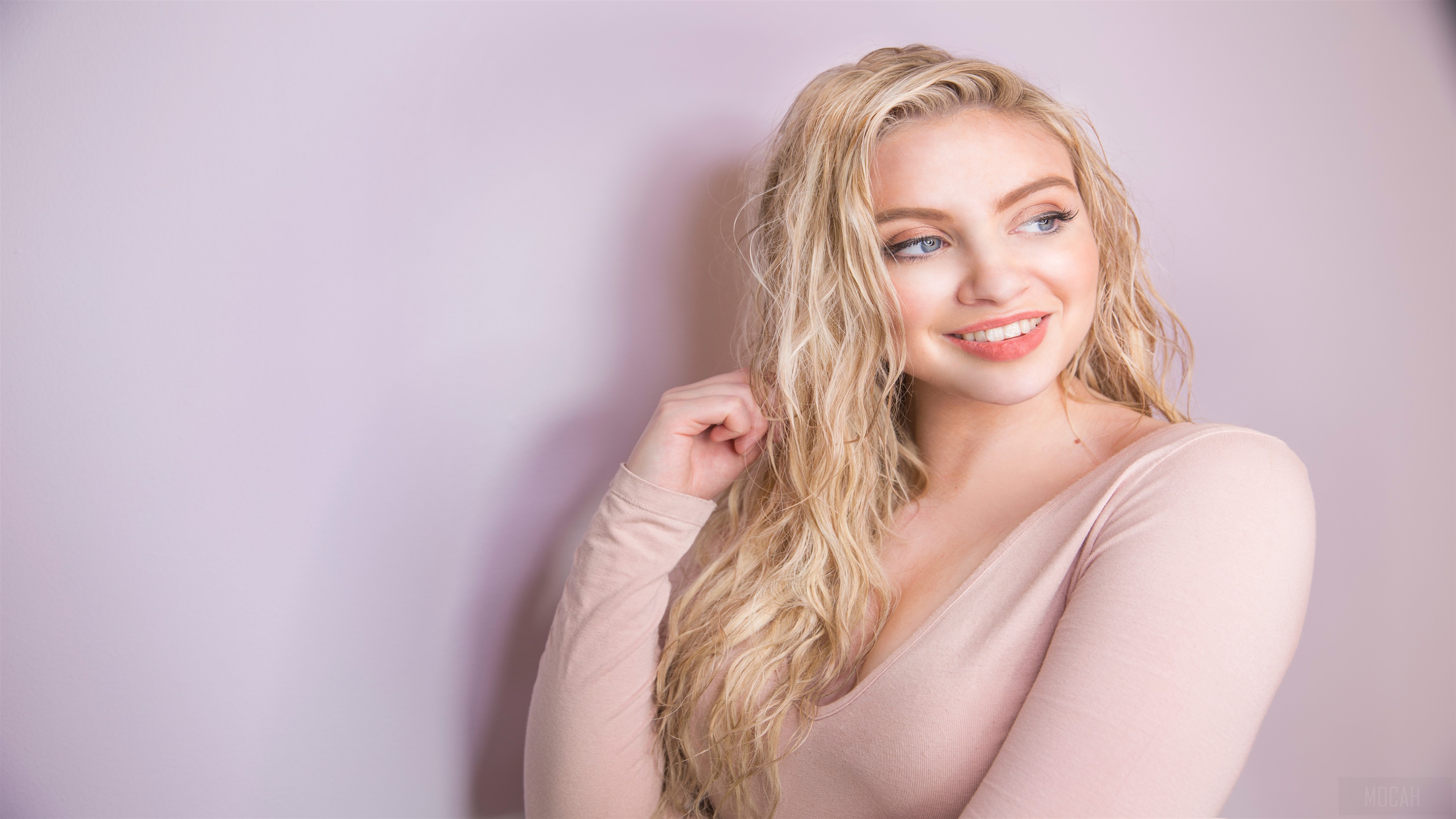 Model Smiling HD Wallpaper