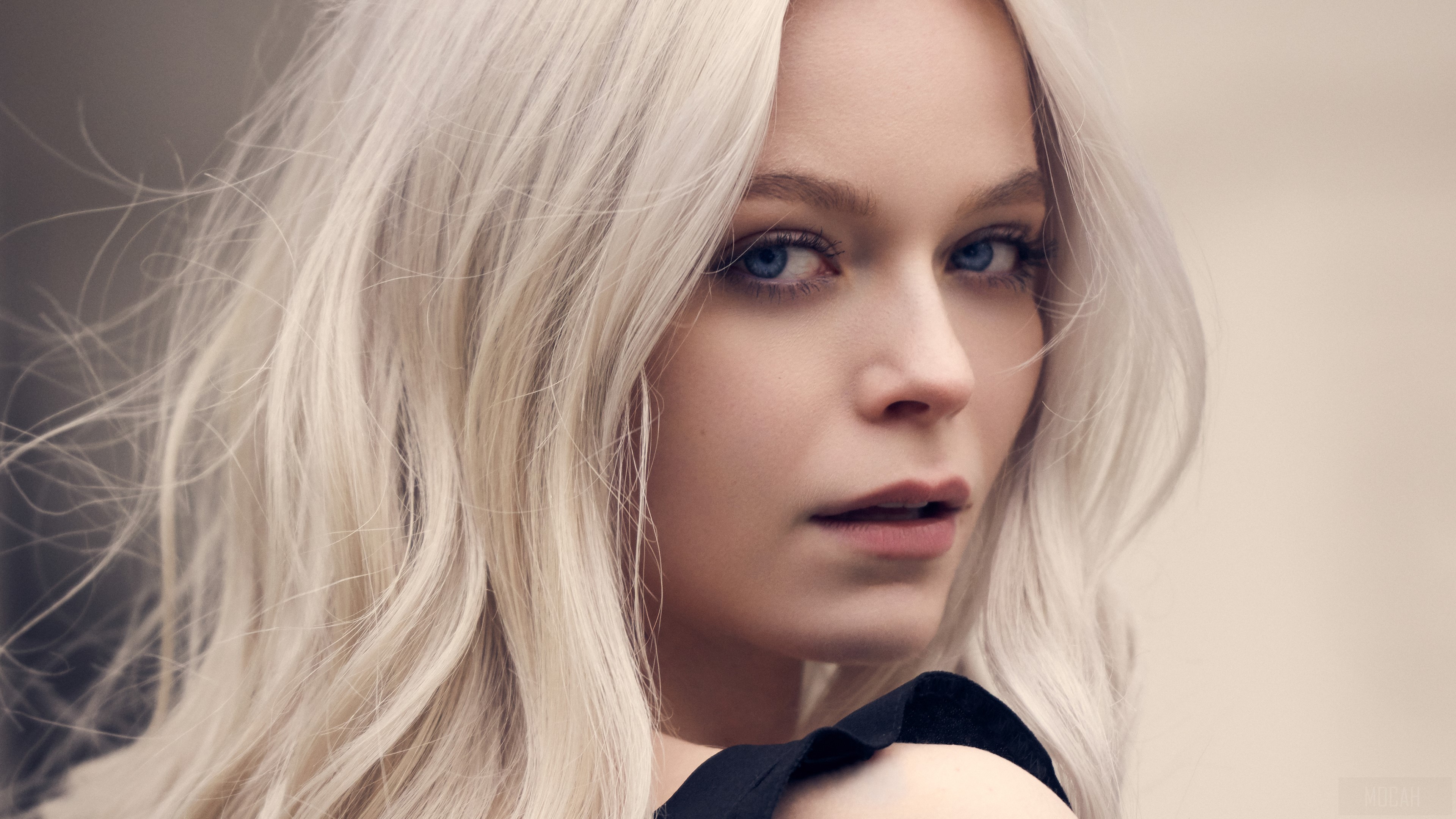 Model with blonde hair and blue eyes HD Wallpaper