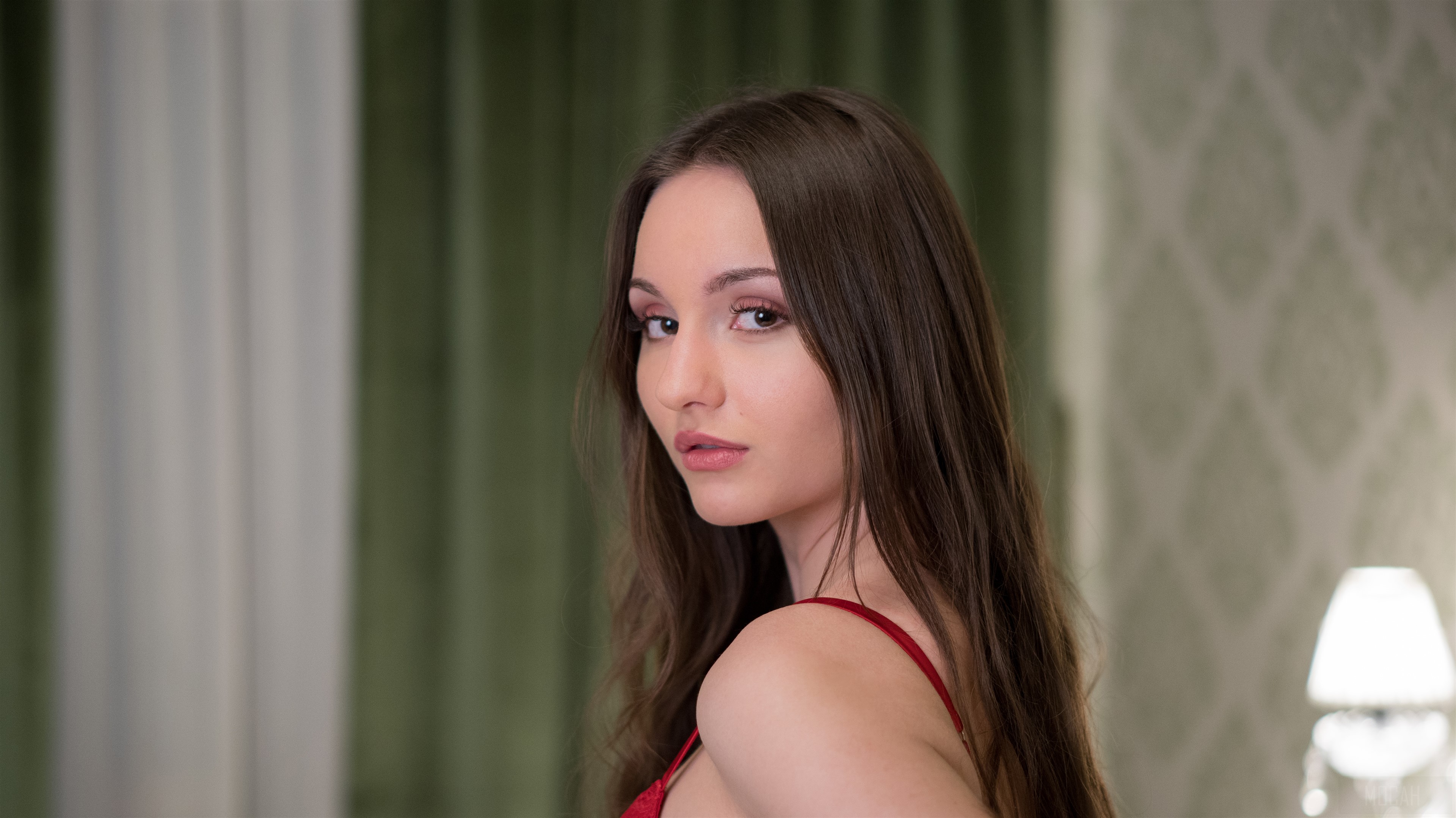 Beautiful Model Looking Back 4K HD Wallpaper