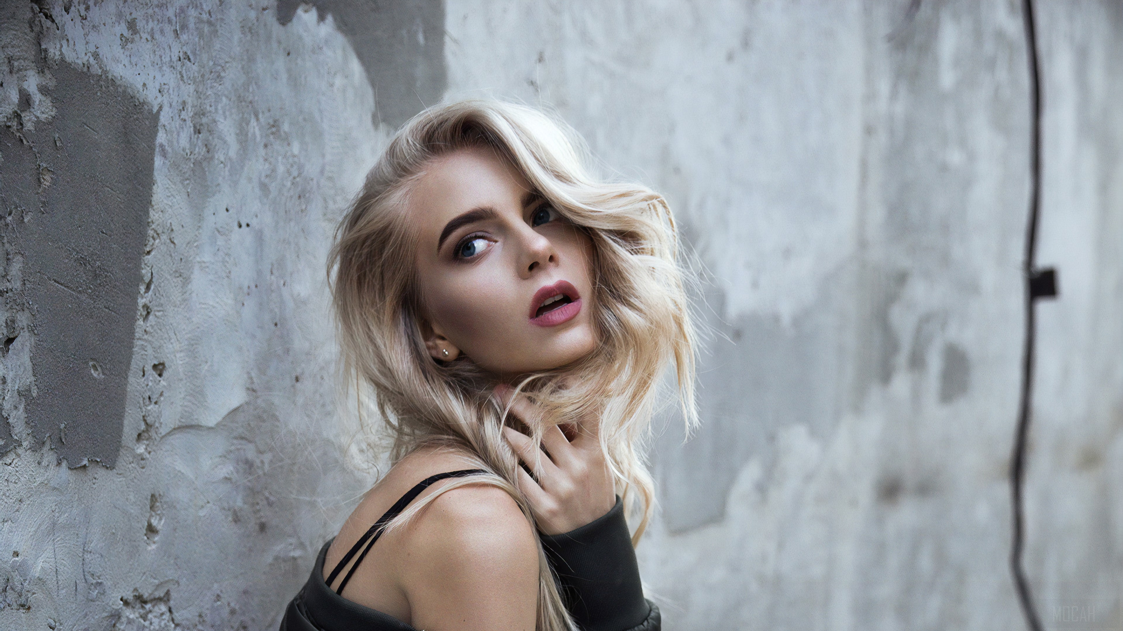 Blonde woman posing against a concrete wall HD Wallpaper