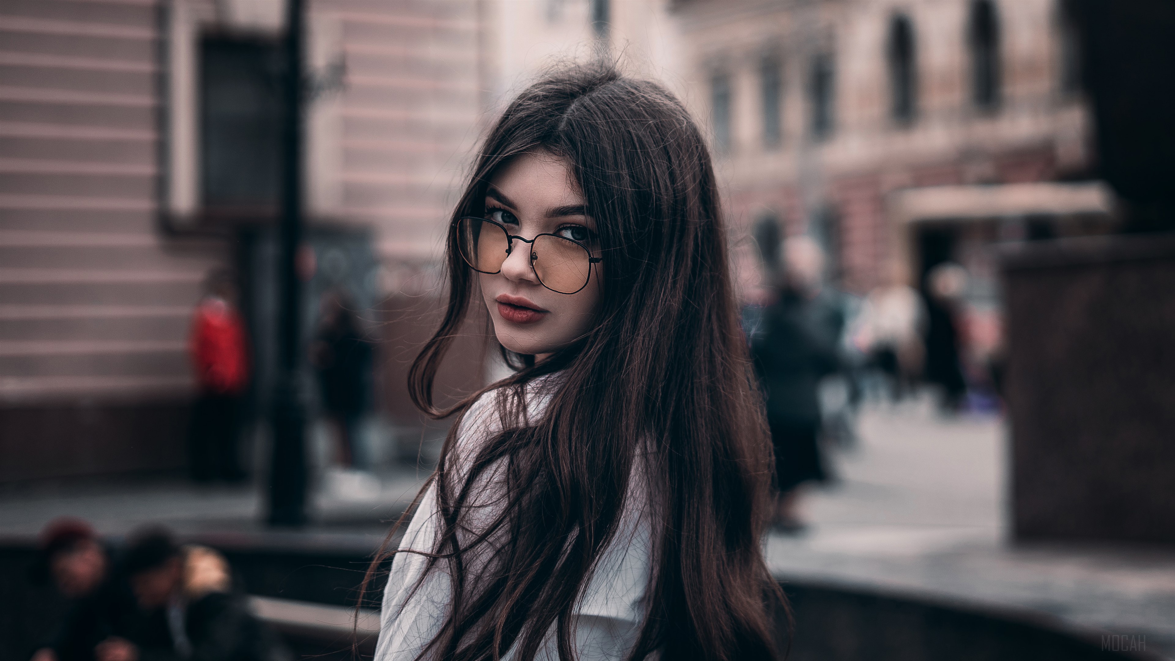 Girl In Glasses Looking Back HD Wallpaper