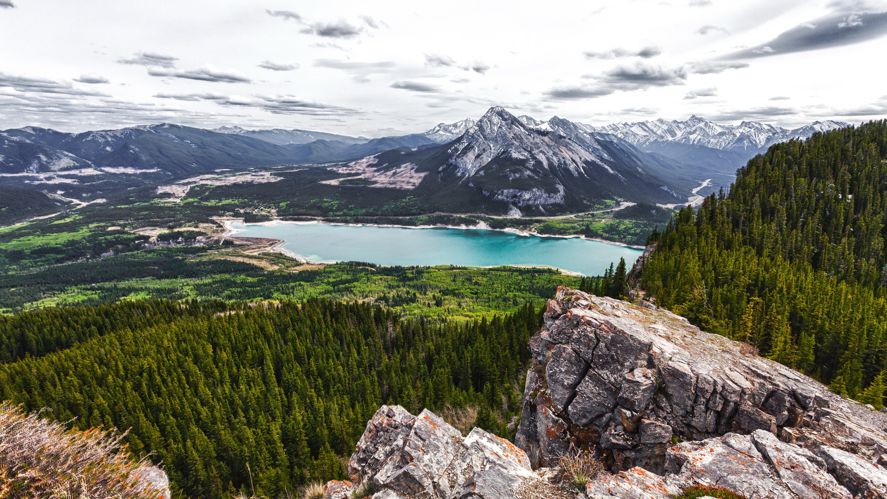 Mountain landscape with a turquoise lake and pine forest HD Wallpaper