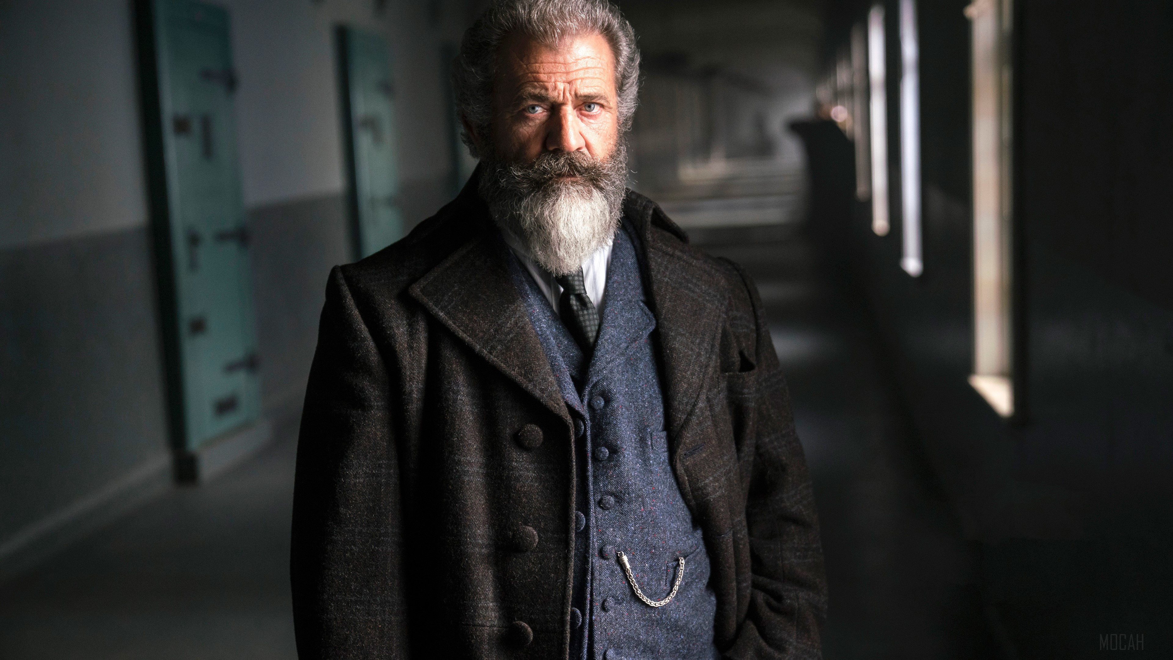 Mel Gibson in a dark hallway 4K HD Wallpaper