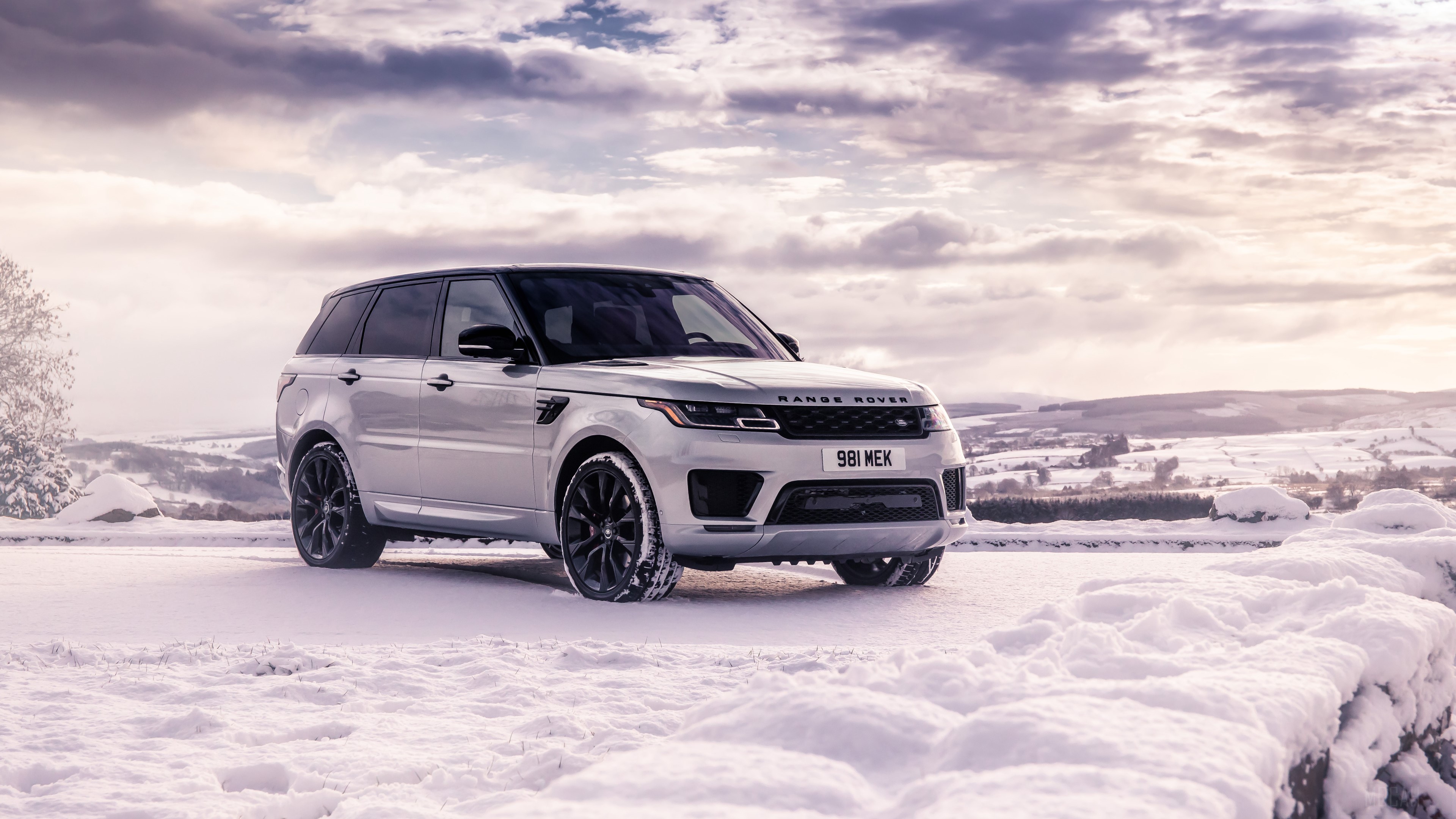 Range Rover Sport HST in snow HD Wallpaper