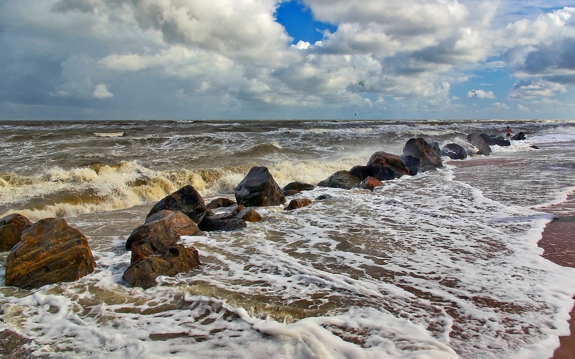Waves crashing on rocks at a beach HD Wallpaper