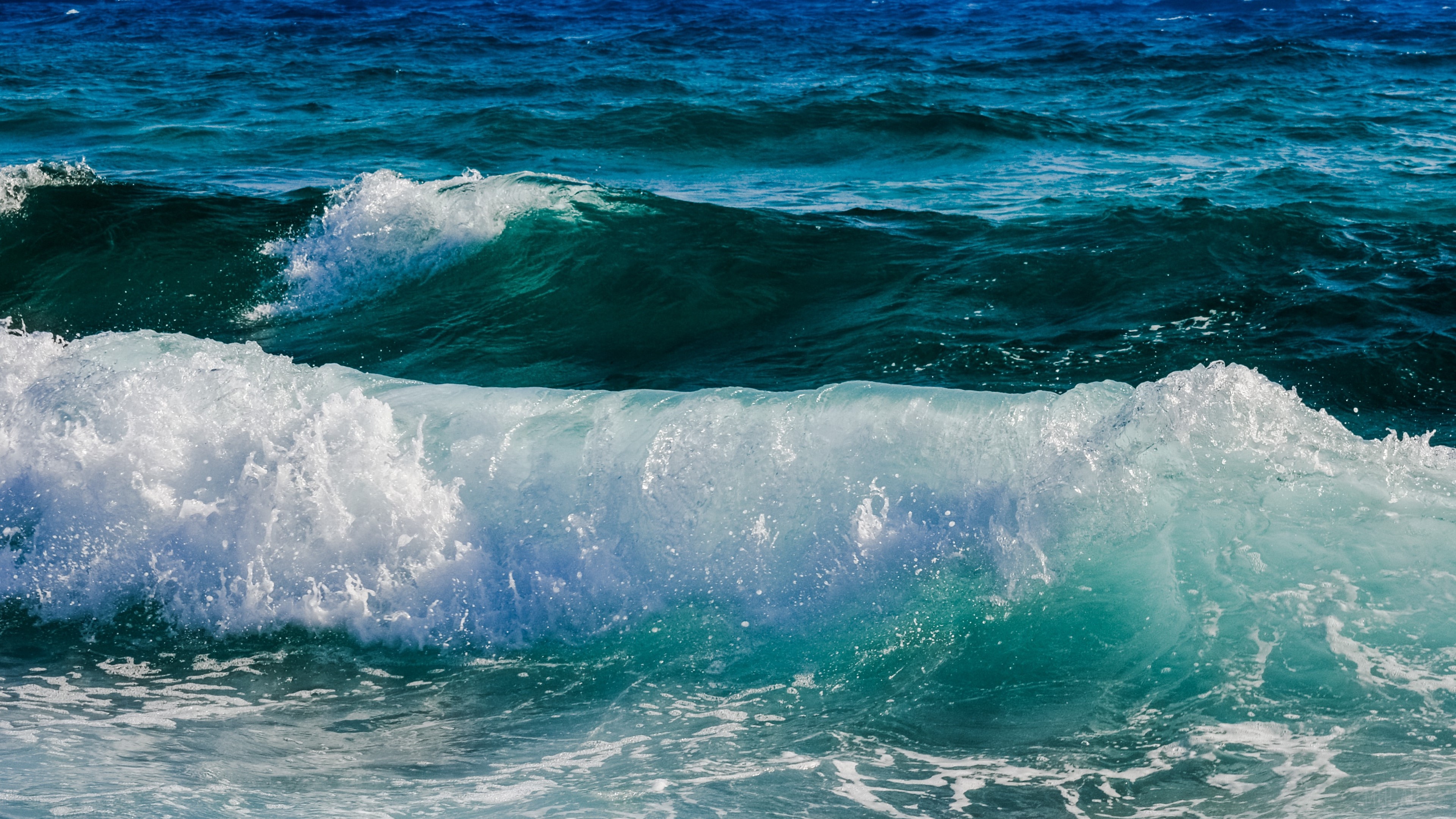 Ocean waves with foam and surf 4K HD Wallpaper