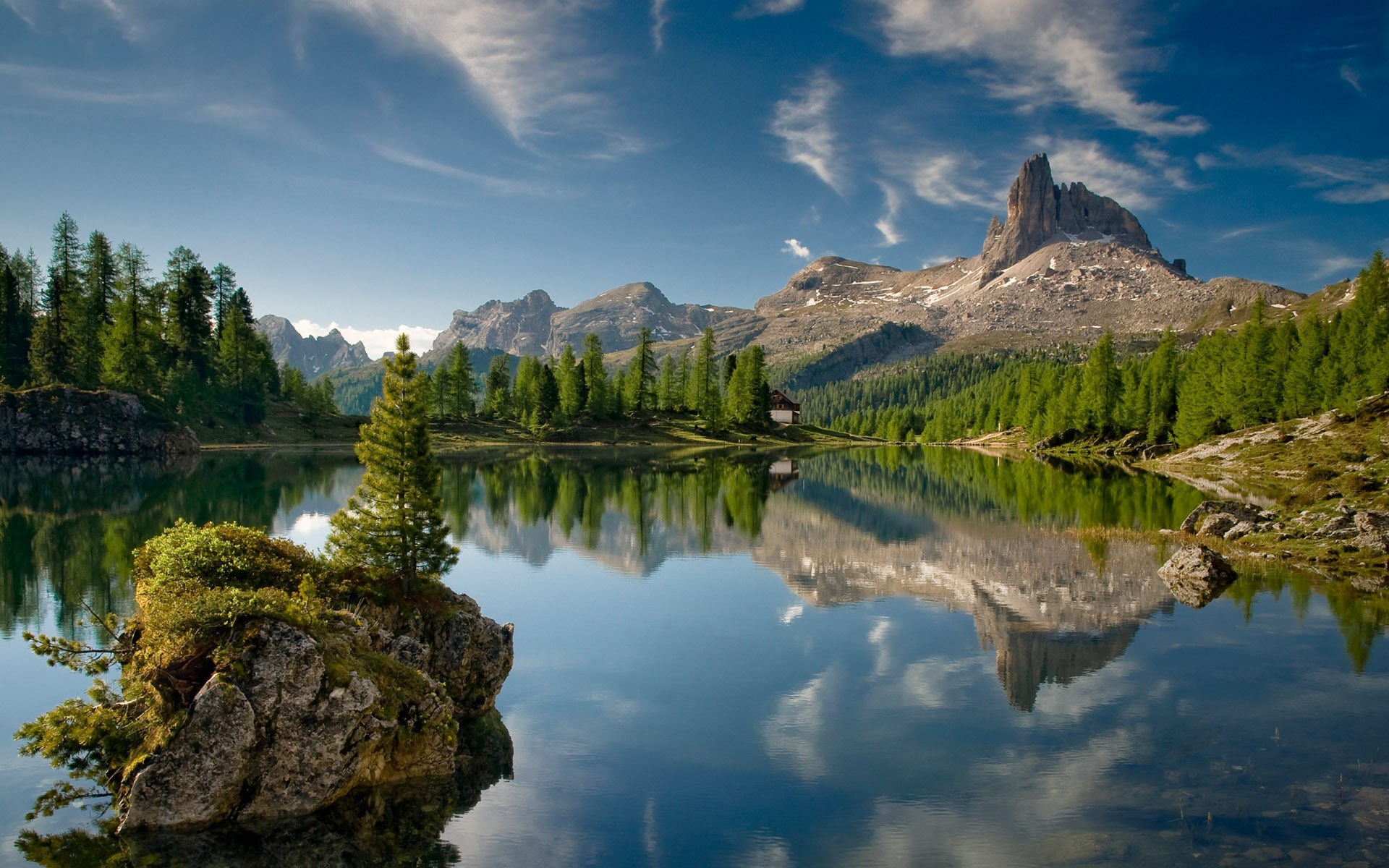 Lake reflection of mountains and trees HD Wallpaper