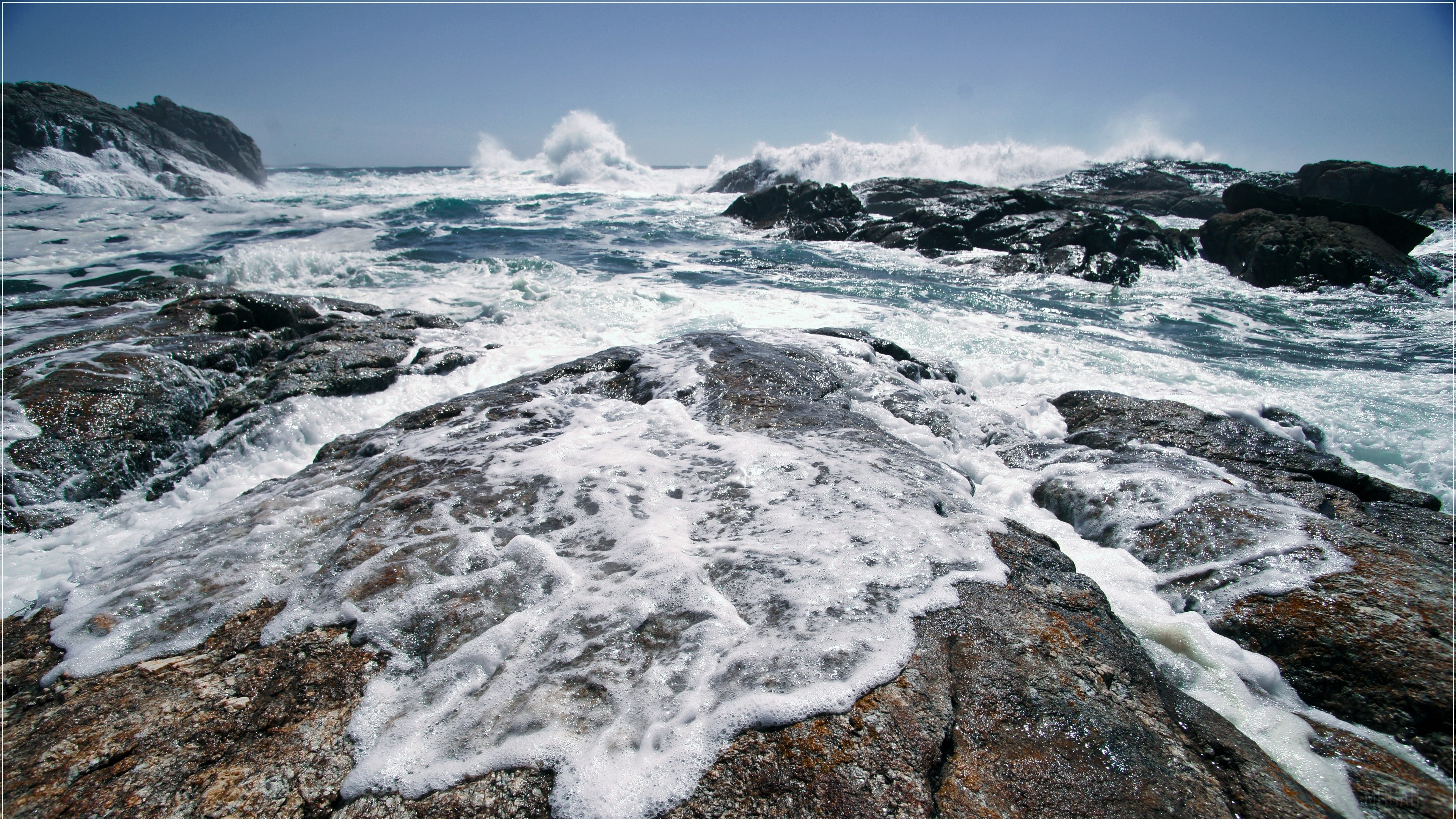 Waves crashing on rocky shore 4K HD Wallpaper