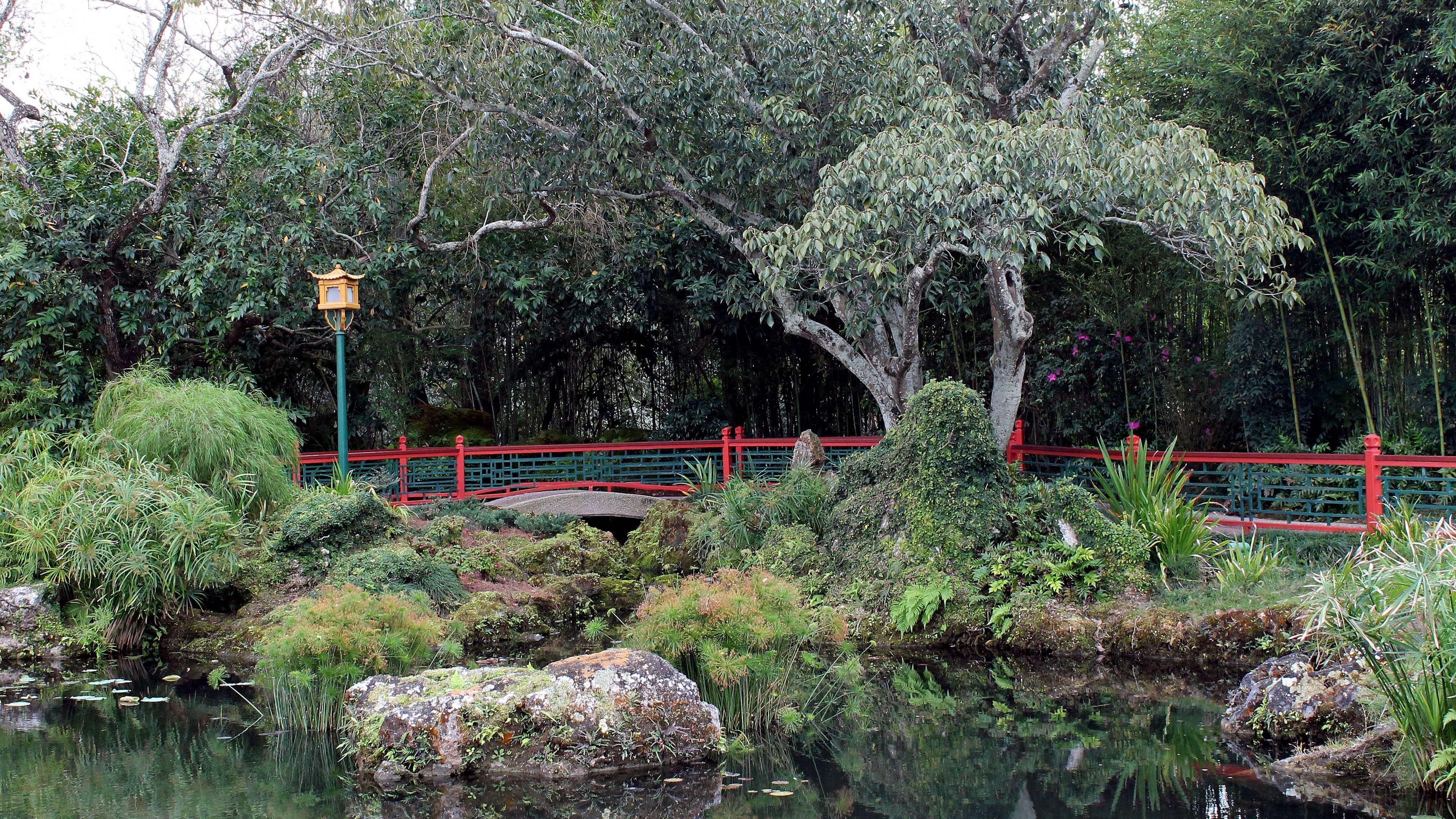 Chinese garden with bridge and pond HD Wallpaper