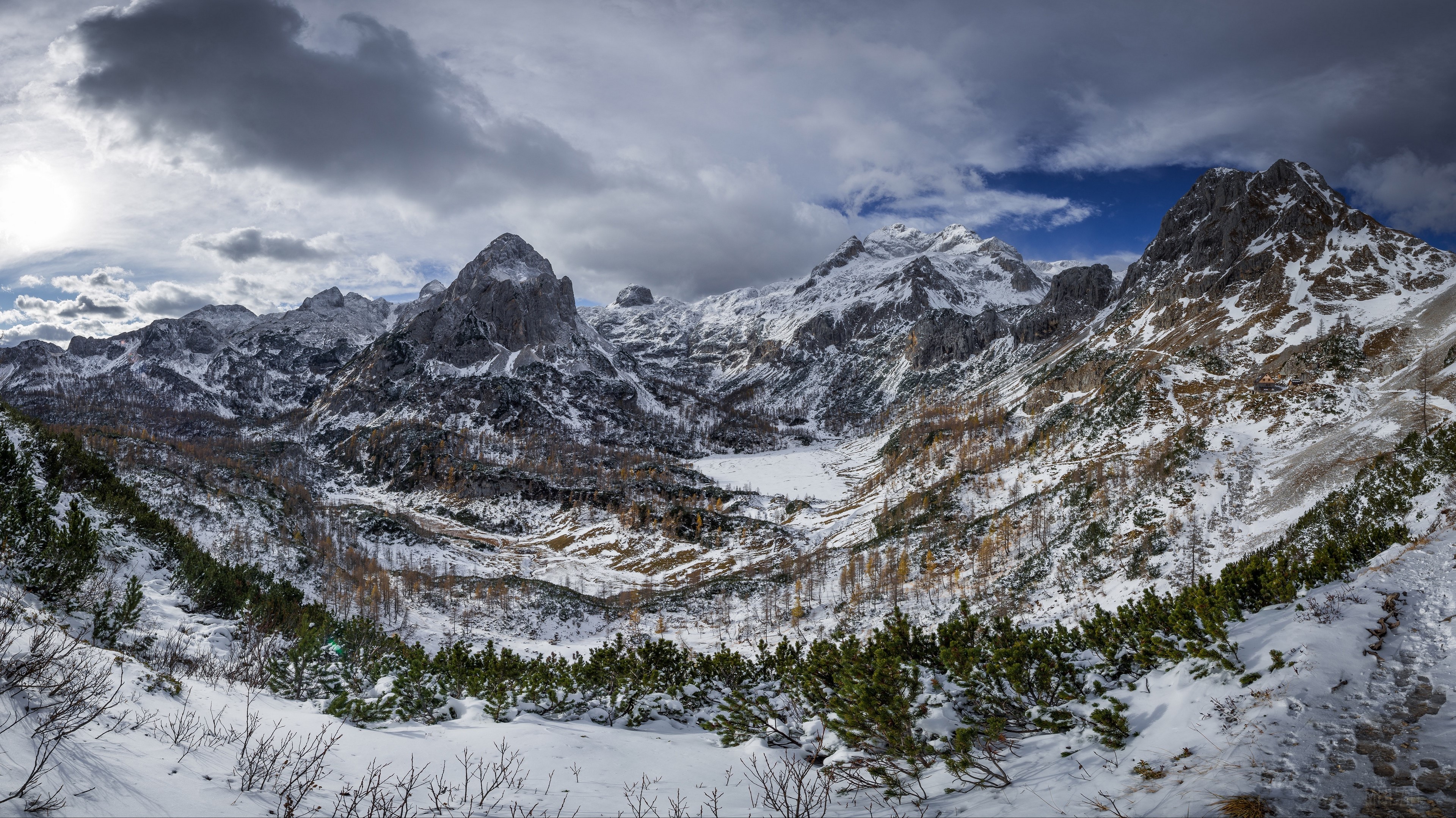 Snow-covered mountains and peaks in 4K HD Wallpaper