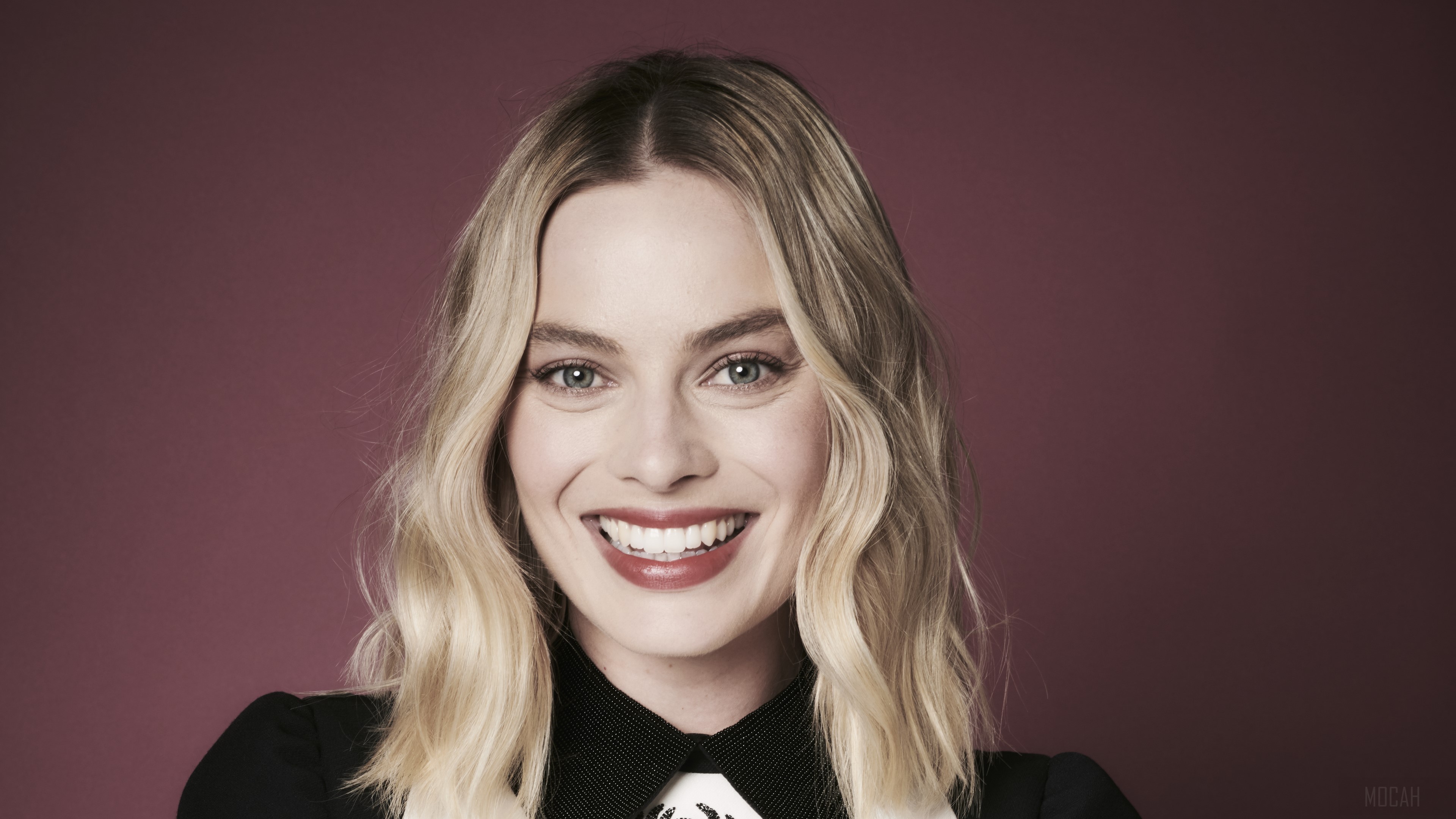 Margot Robbie Smiling HD Wallpaper