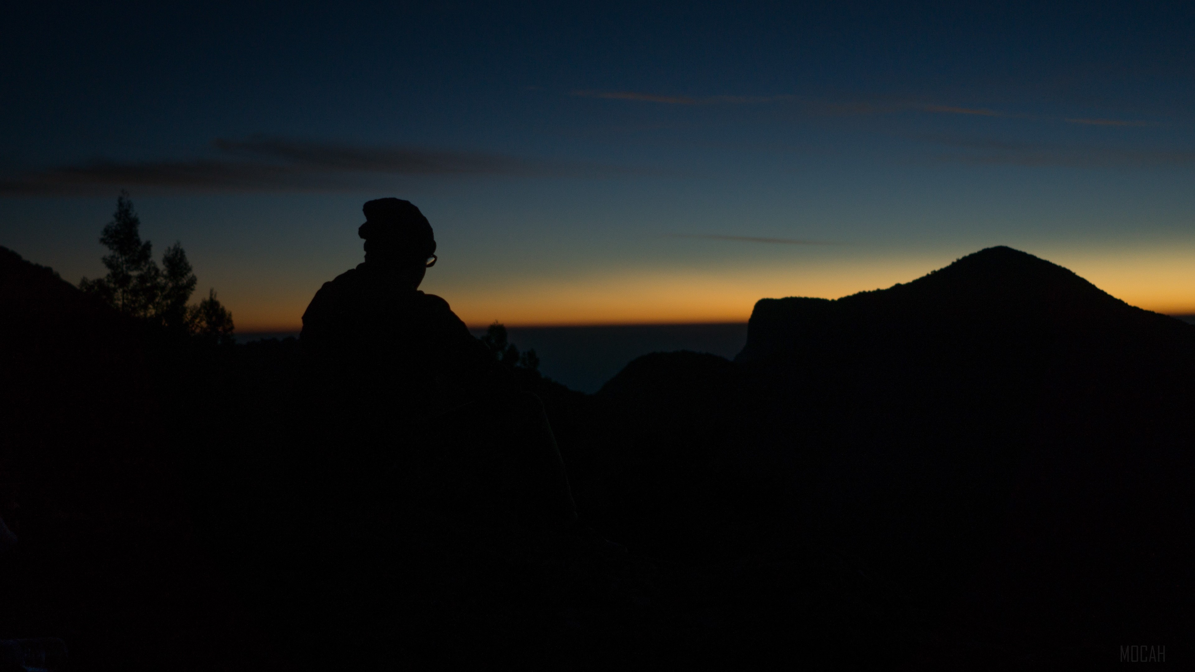 Man silhouette watching the horizon at sunrise 4K HD Wallpaper