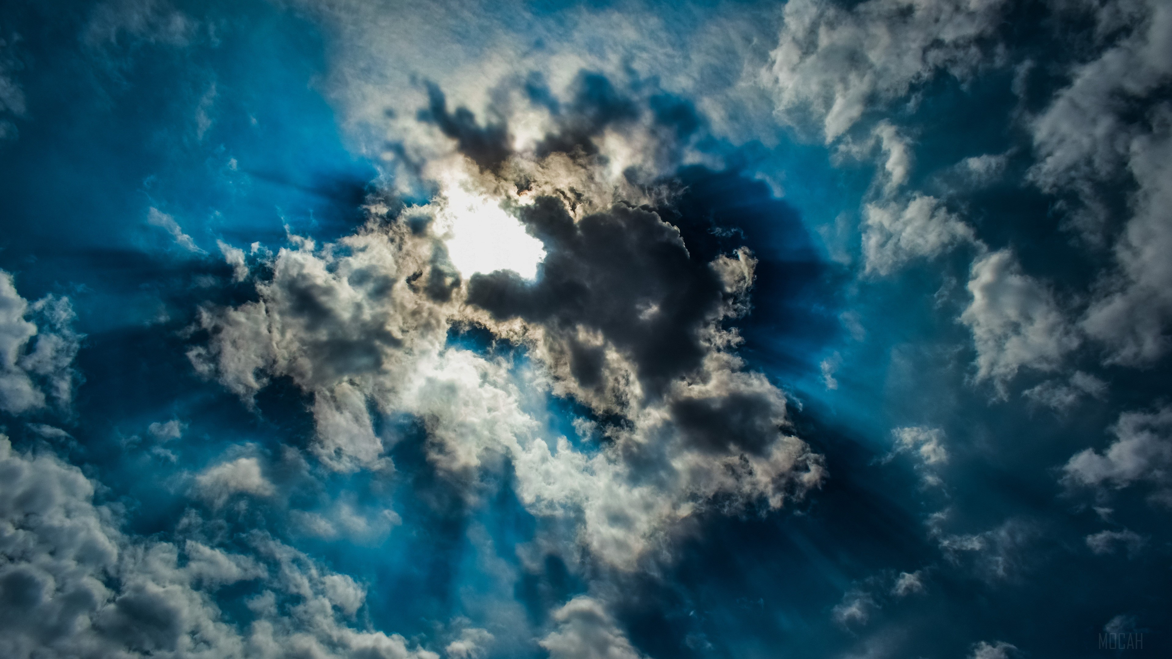 Sunbeams through dramatic clouds in 4K HD Wallpaper