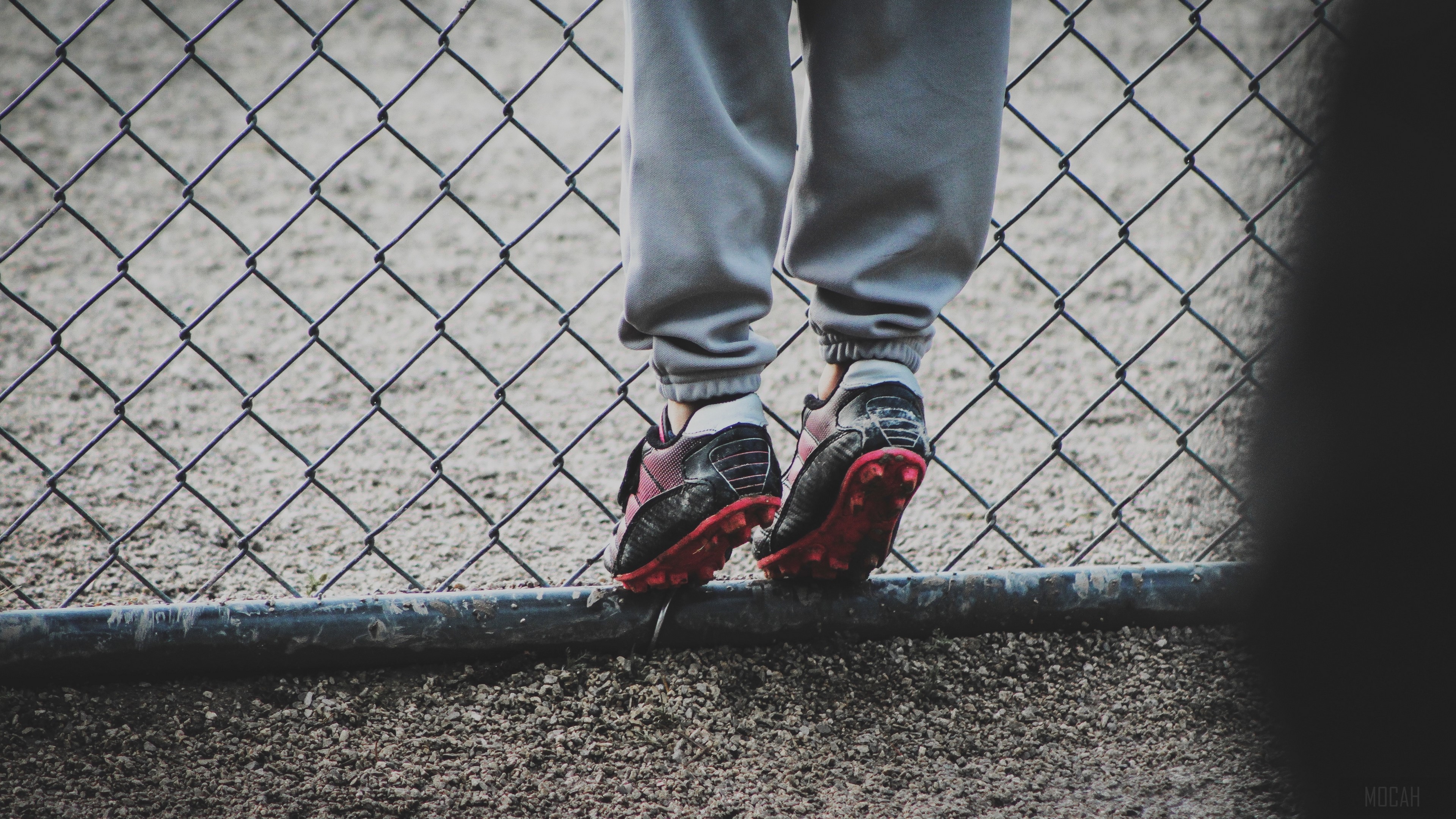 Child's feet on a fence HD Wallpaper