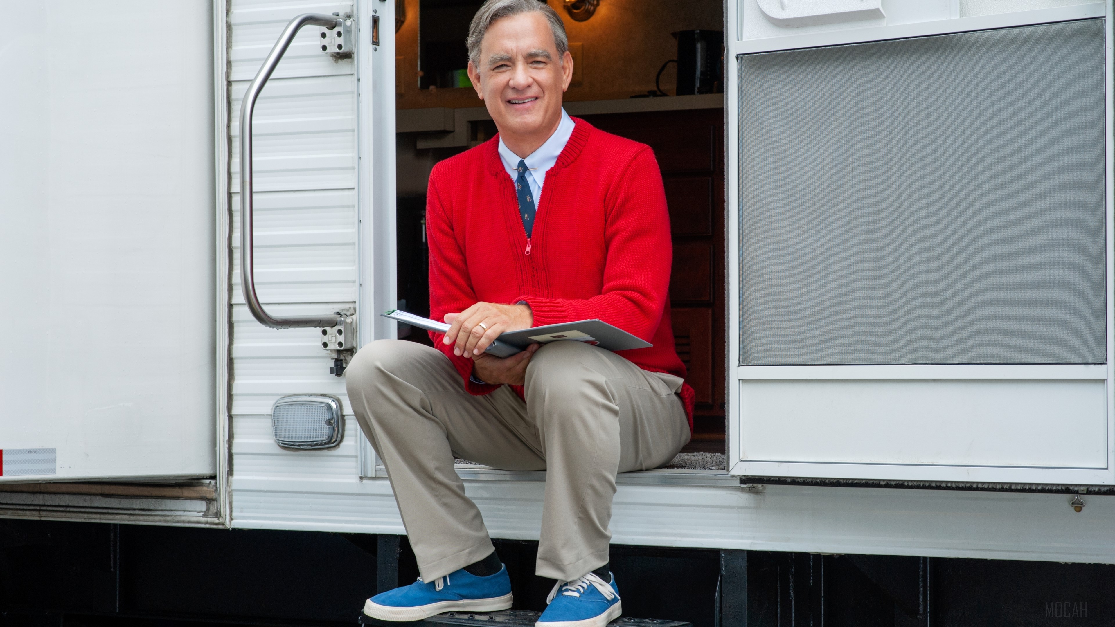 Tom Hanks as Mr. Rogers in A Beautiful Day in the Neighborhood HD Wallpaper