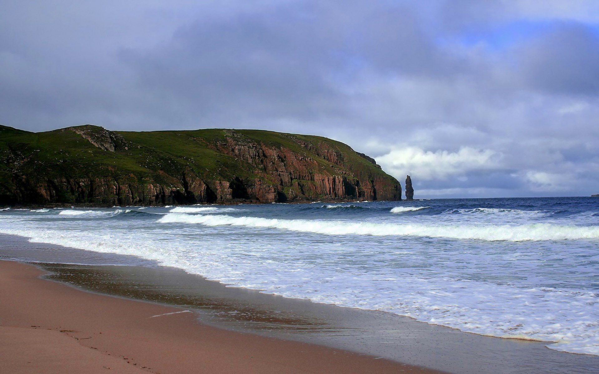 Beach with cliffs and sea stacks HD Wallpaper