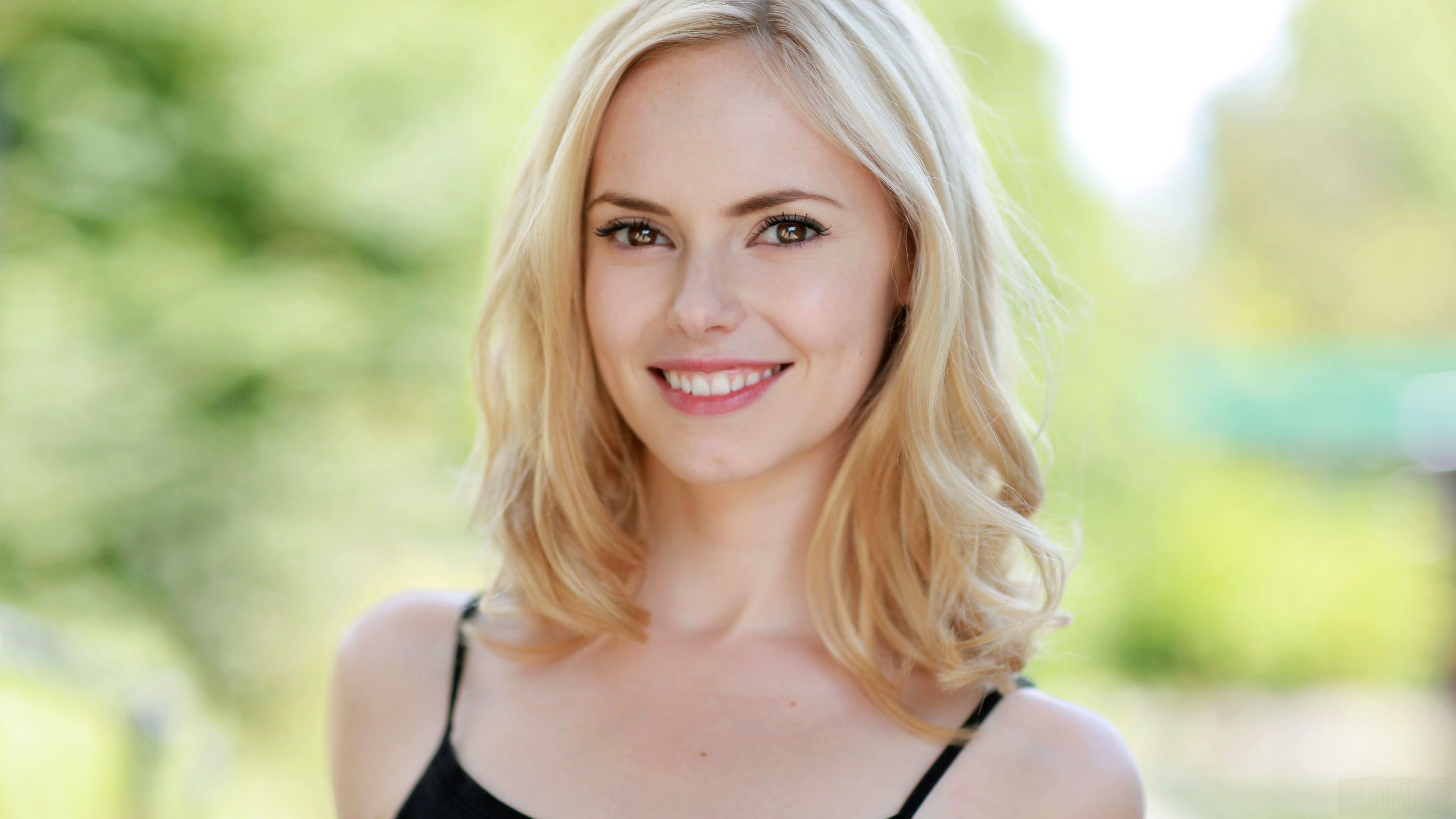 Hannah Tointon Smiling Outdoors 4K HD Wallpaper