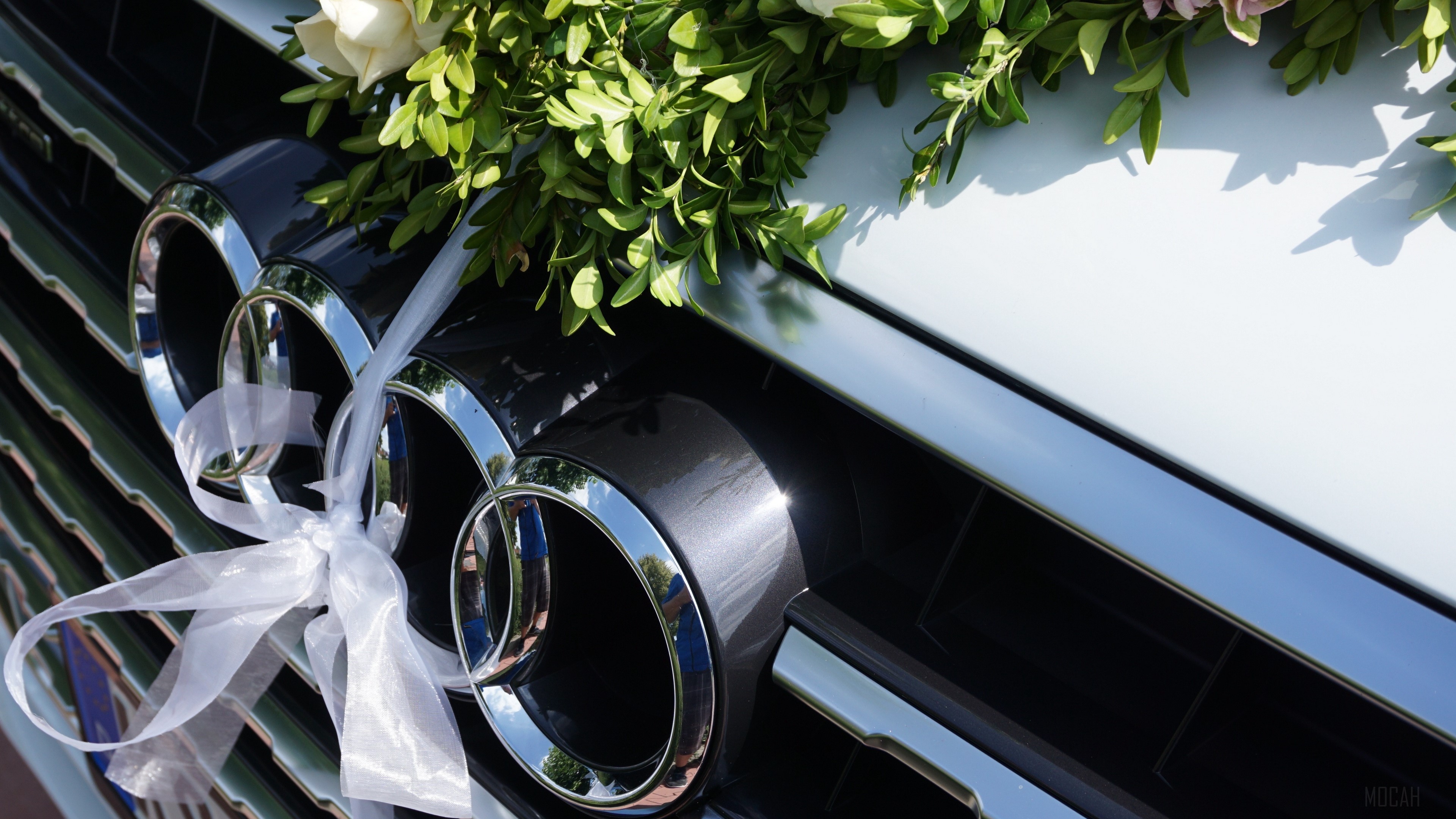 Audi Q7 car grille with floral decoration HD Wallpaper