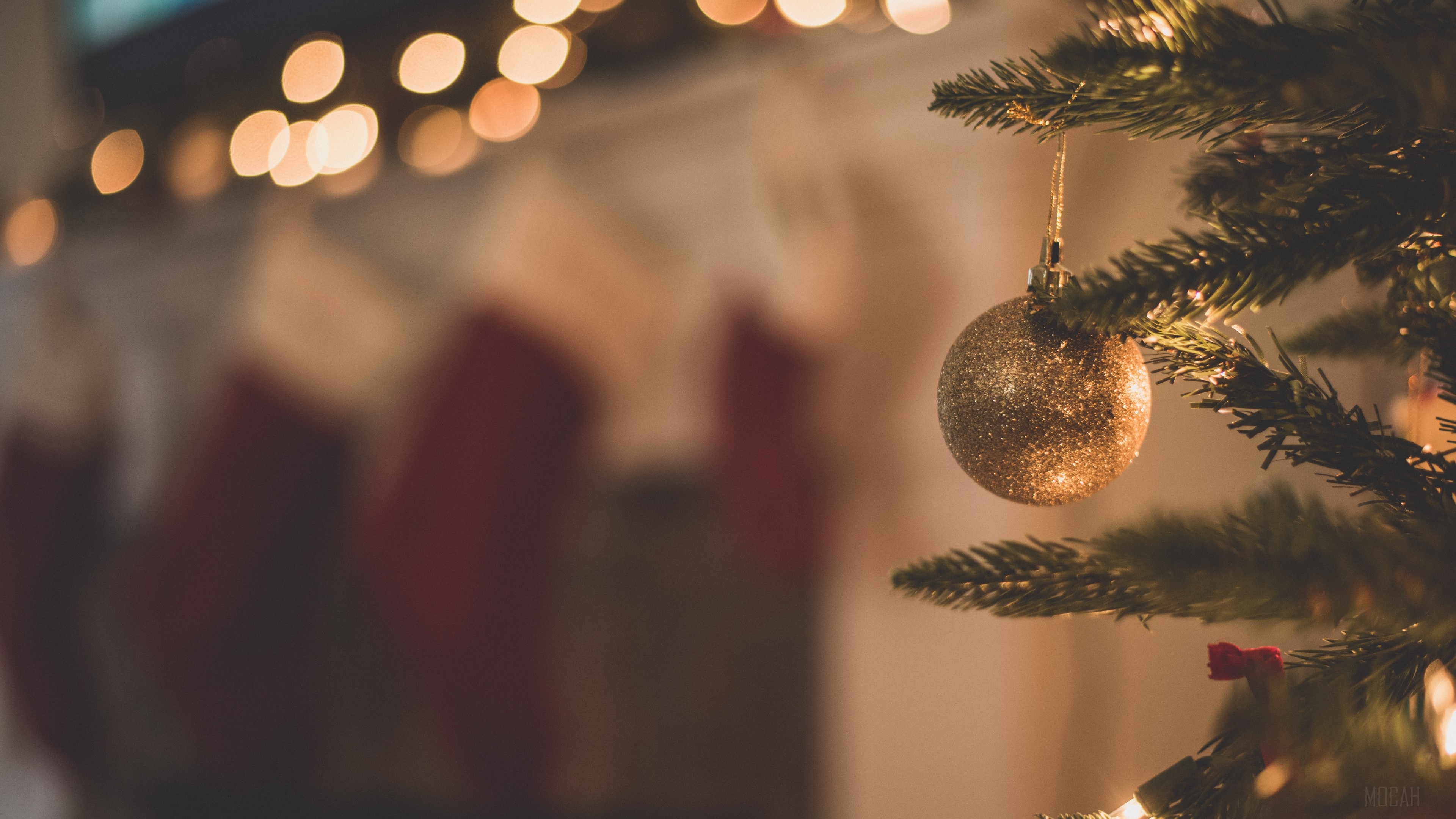 Christmas tree with golden ornament and bokeh lights HD Wallpaper