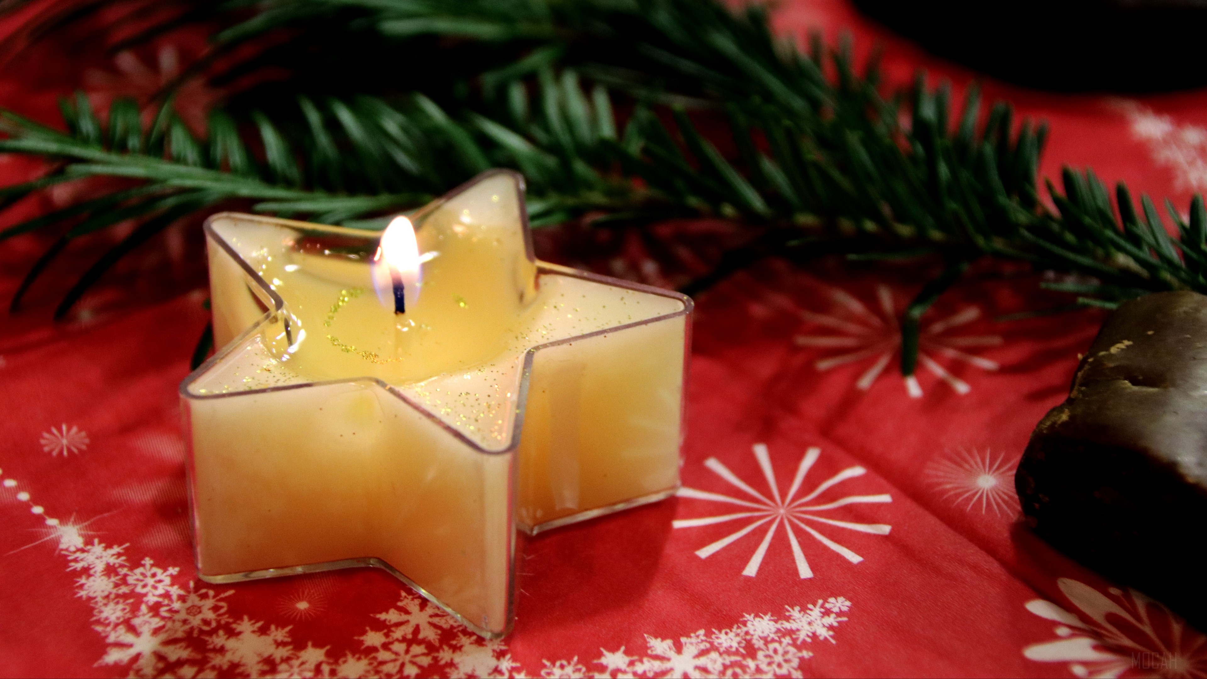 Star-shaped candle with Christmas decorations HD Wallpaper