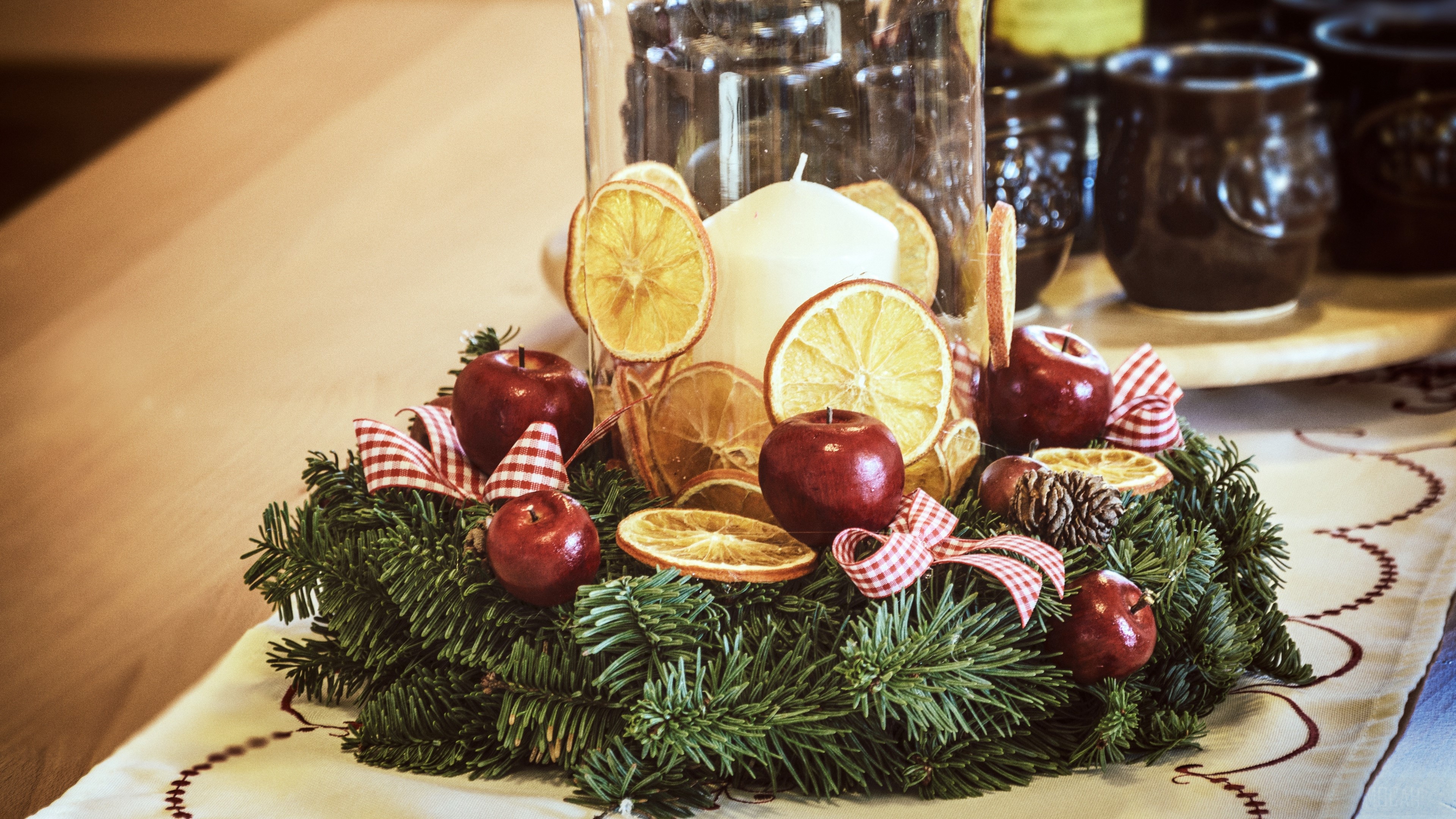 Christmas wreath with apples, oranges, and candle HD Wallpaper