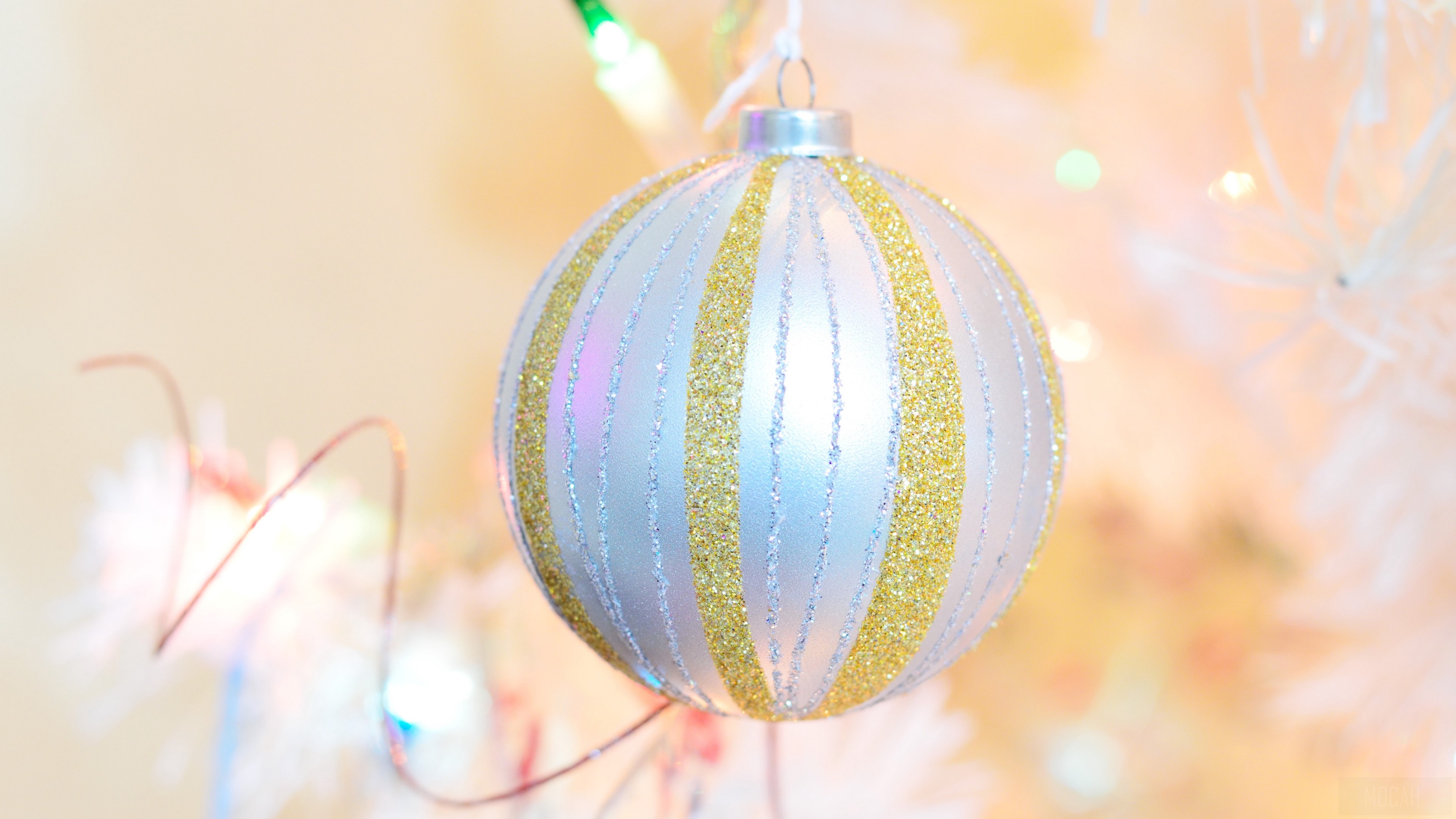 Christmas ornament with gold stripes on a tree HD Wallpaper