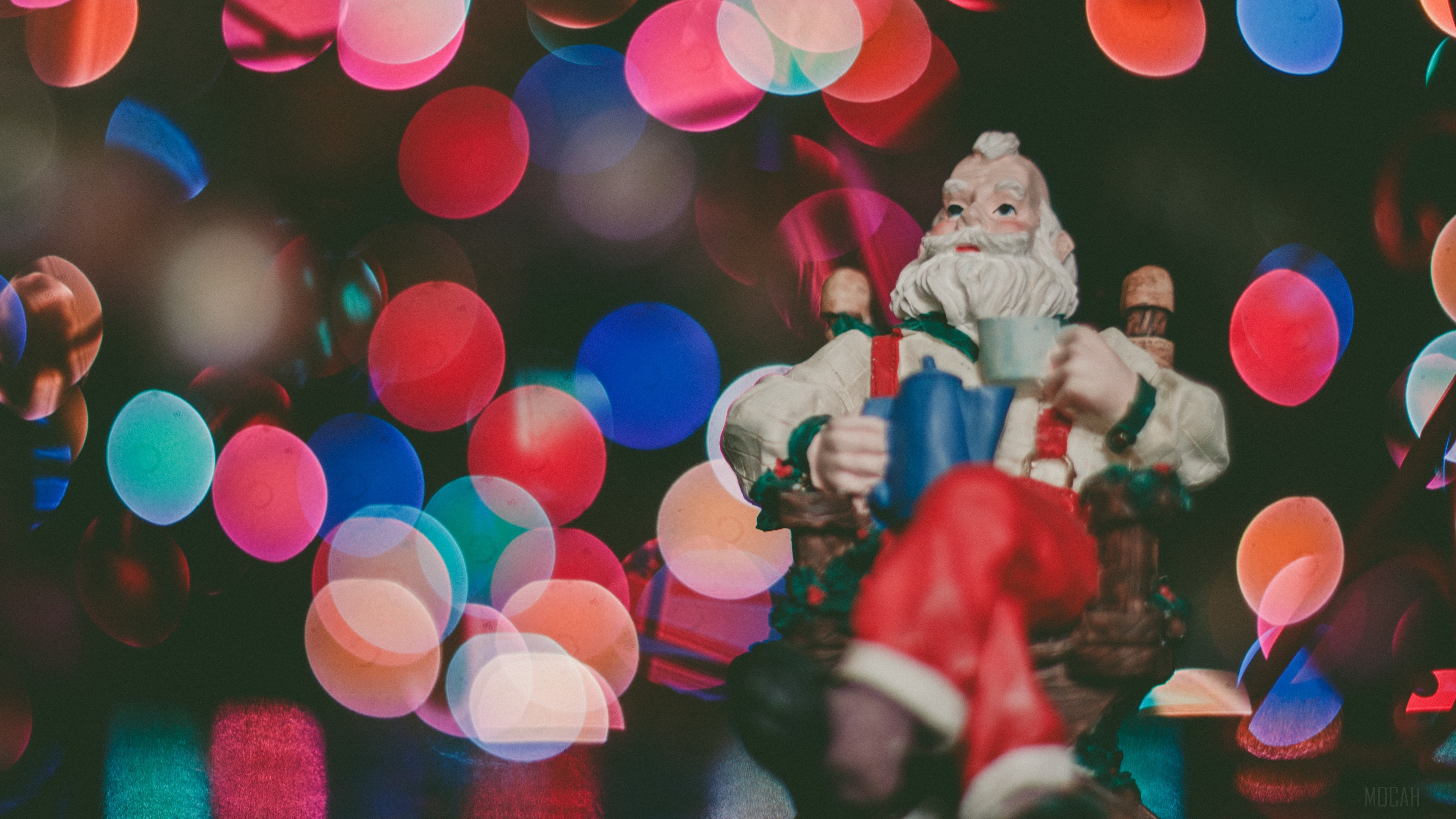Santa Claus figurine with bokeh lights HD Wallpaper